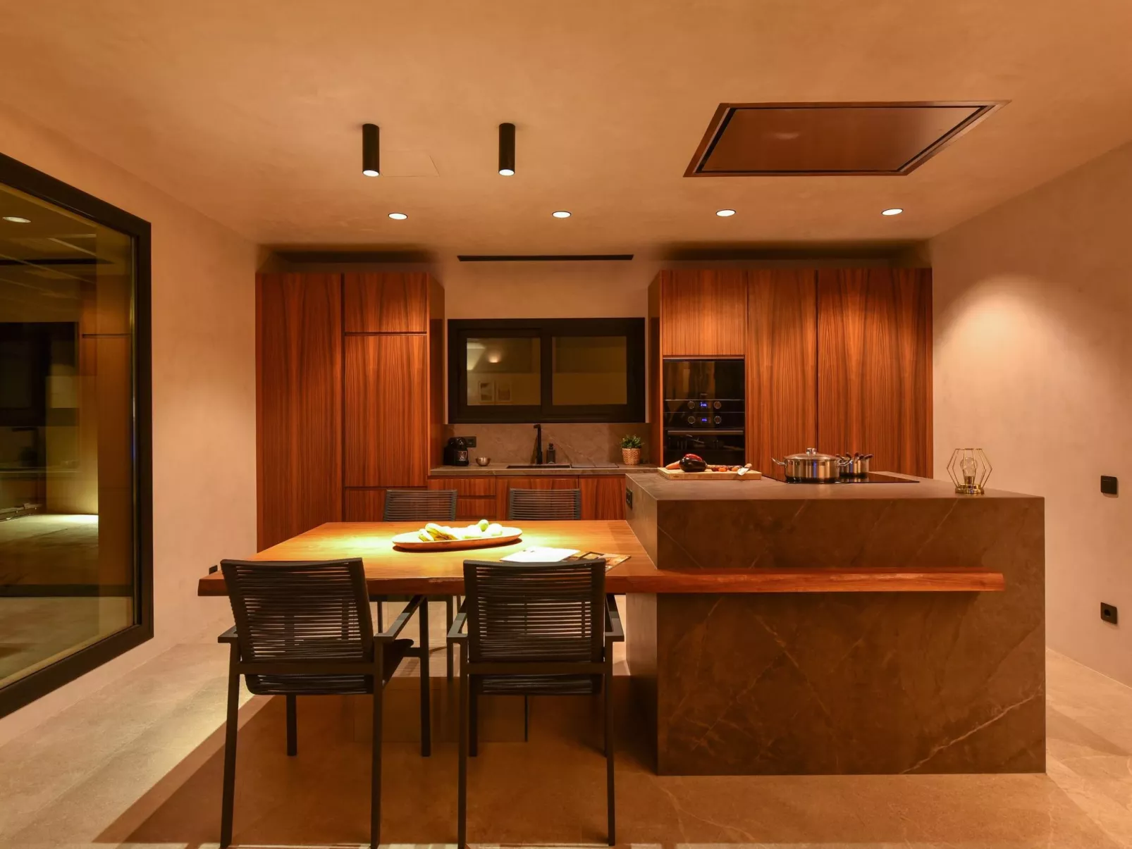 Almadies Tauro - Binnen