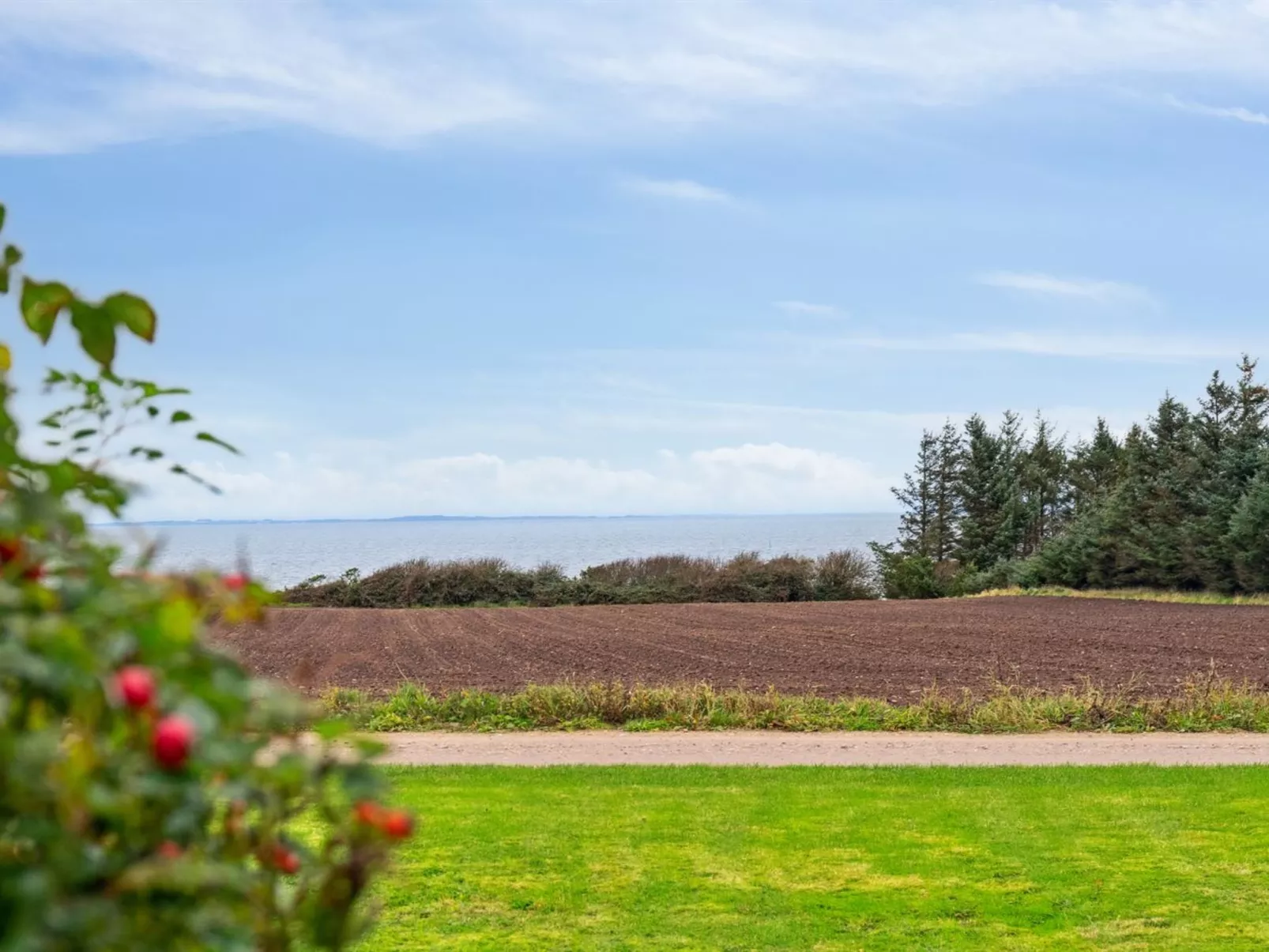 "Luchia" - 200m to the fjord-Buiten