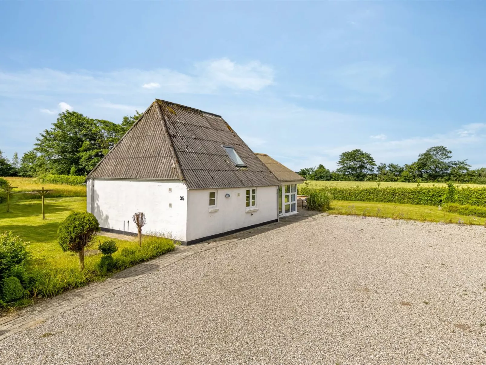 "Thrine" - 24km from the sea-Buiten