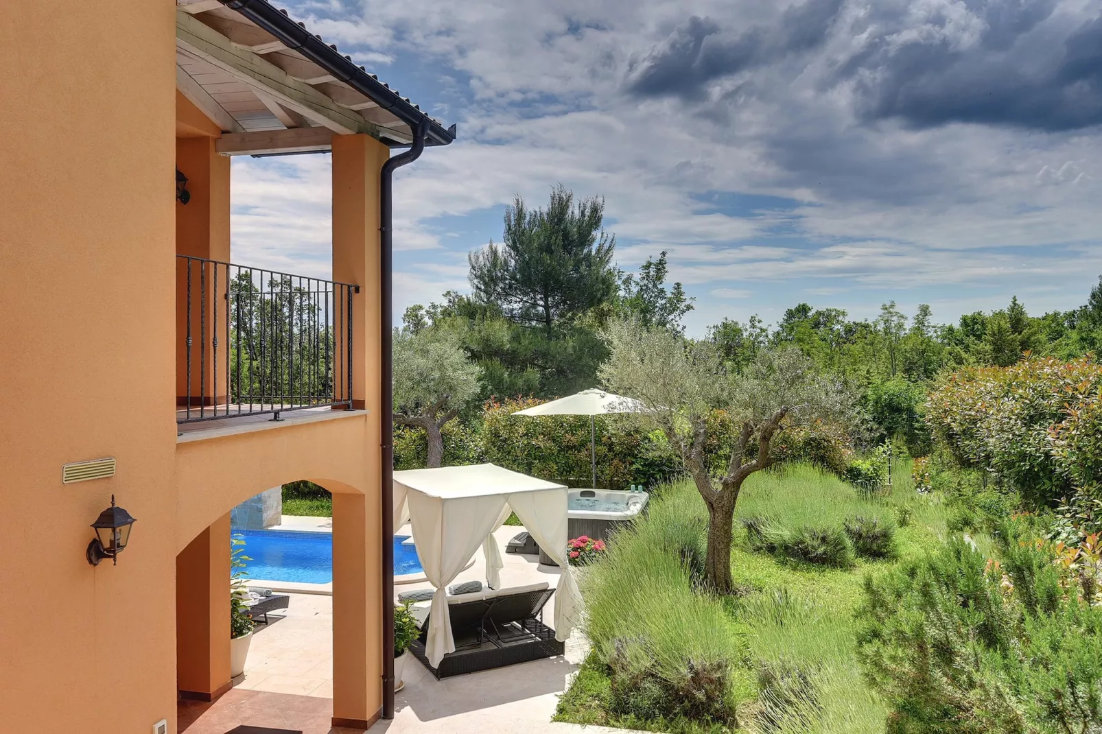 Villa Ari-Buitenkant zomer