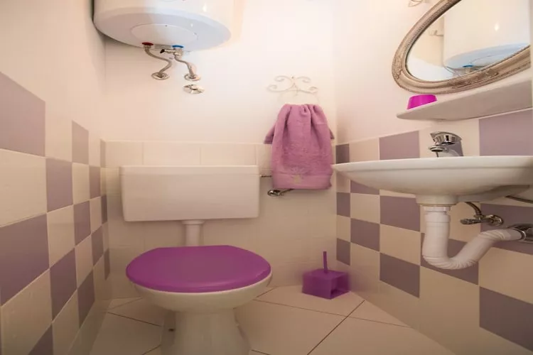 Guest House Gugily- Twin Room with Shared Bathroom and City View (4)-Badkamer