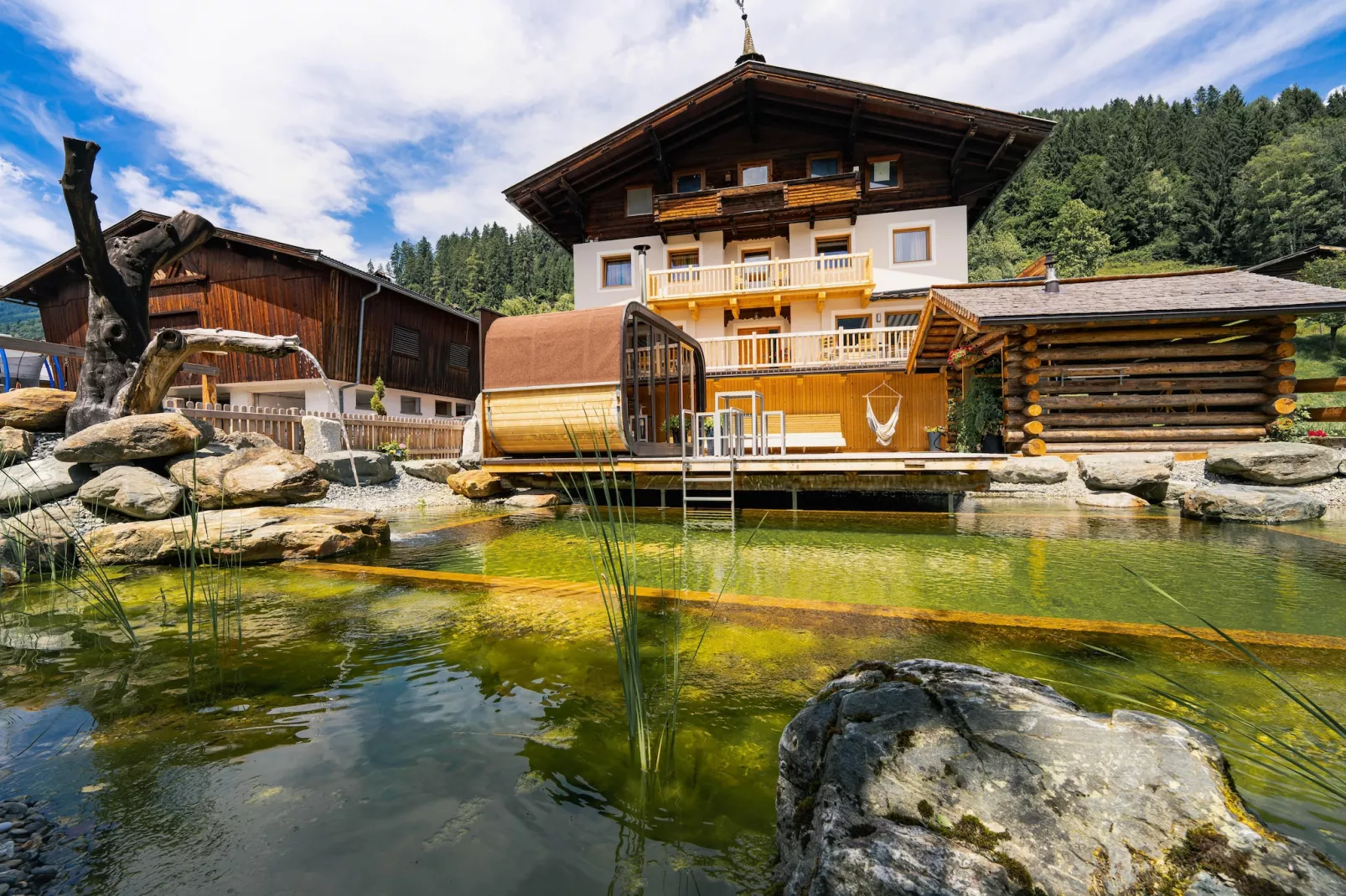 Bauernhaus Guggengut-Buitenkant zomer