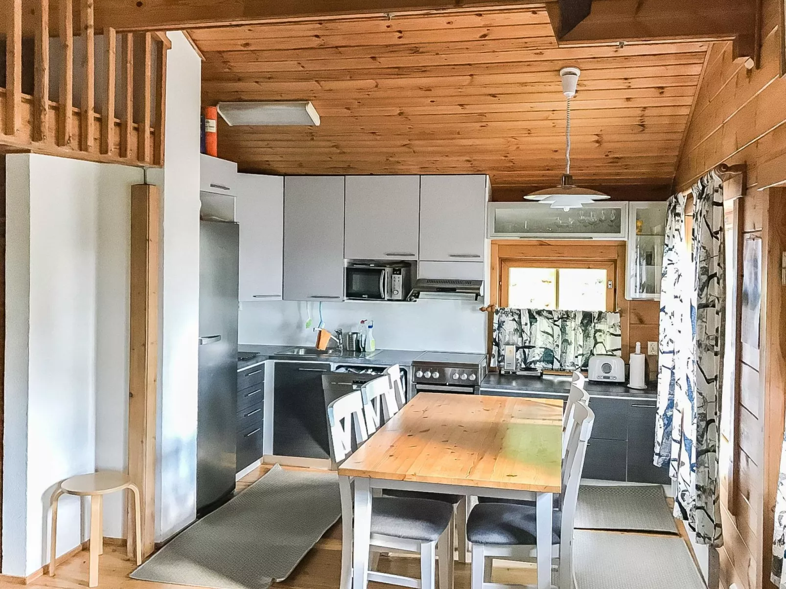 Hyrynpirtti mökki-Binnen