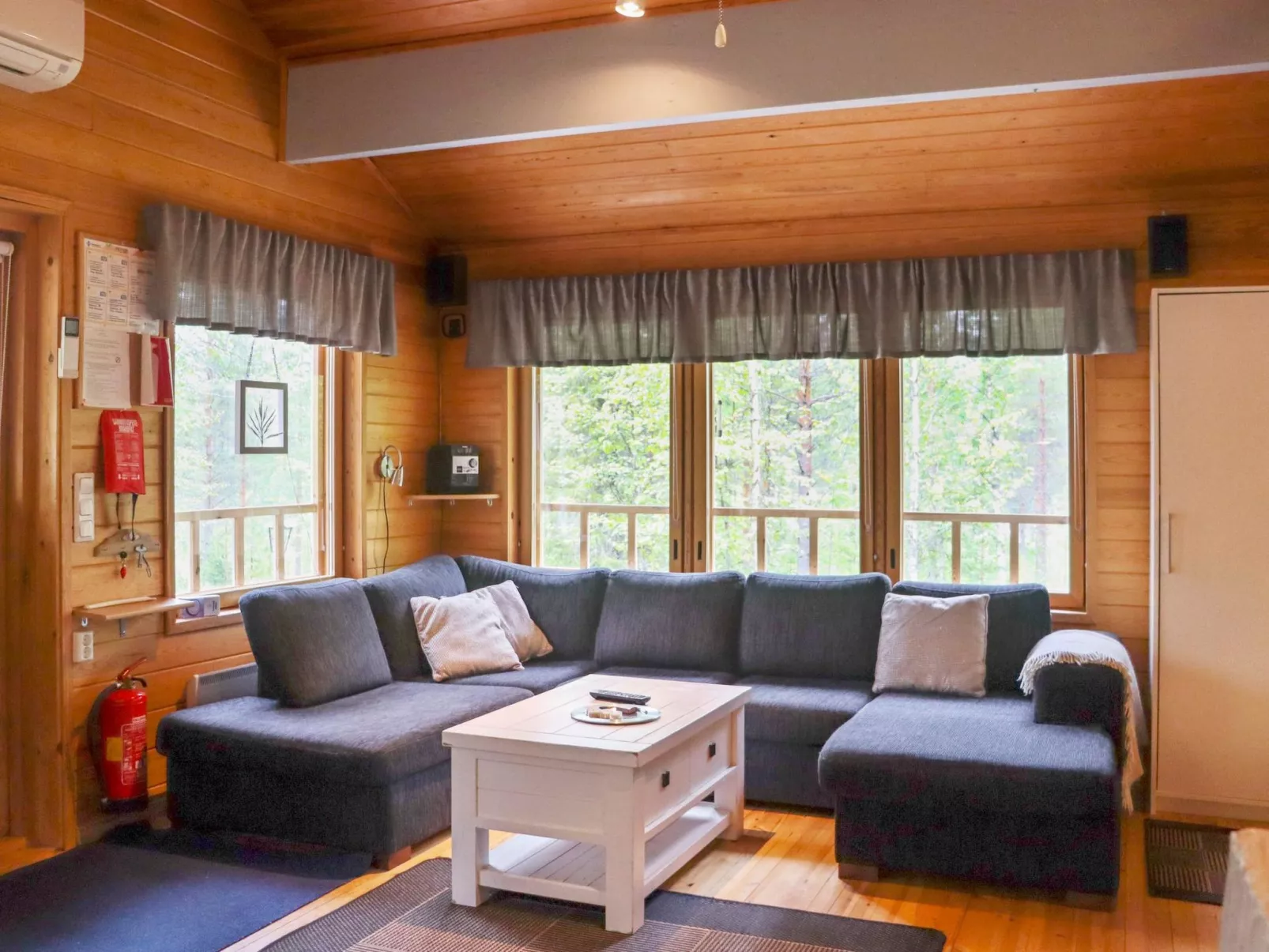 Hyryn herra mökki-Binnen