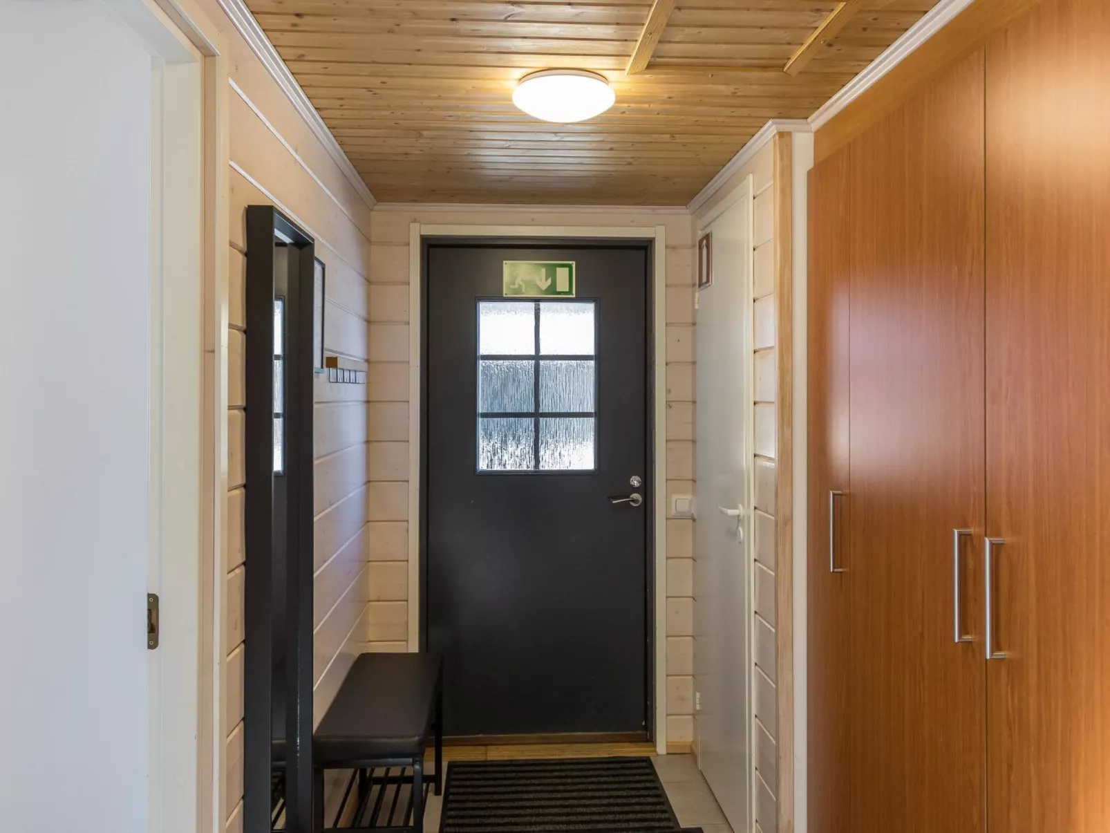 Hallan karhu b, paritalo-Binnen