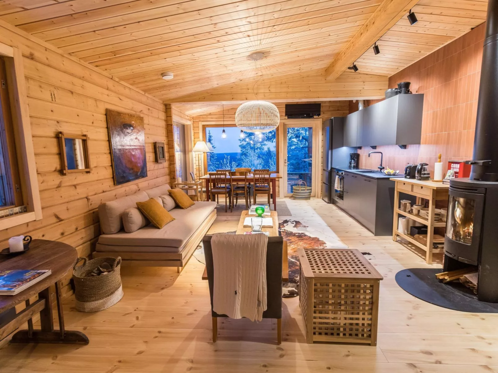 Kelokaltiokylän maja 22-Binnen