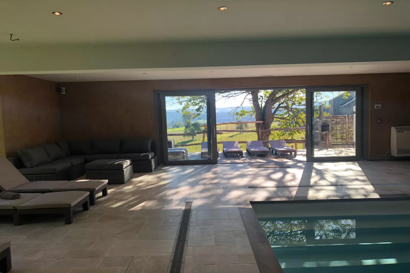 Belle Rose-Image-tags.