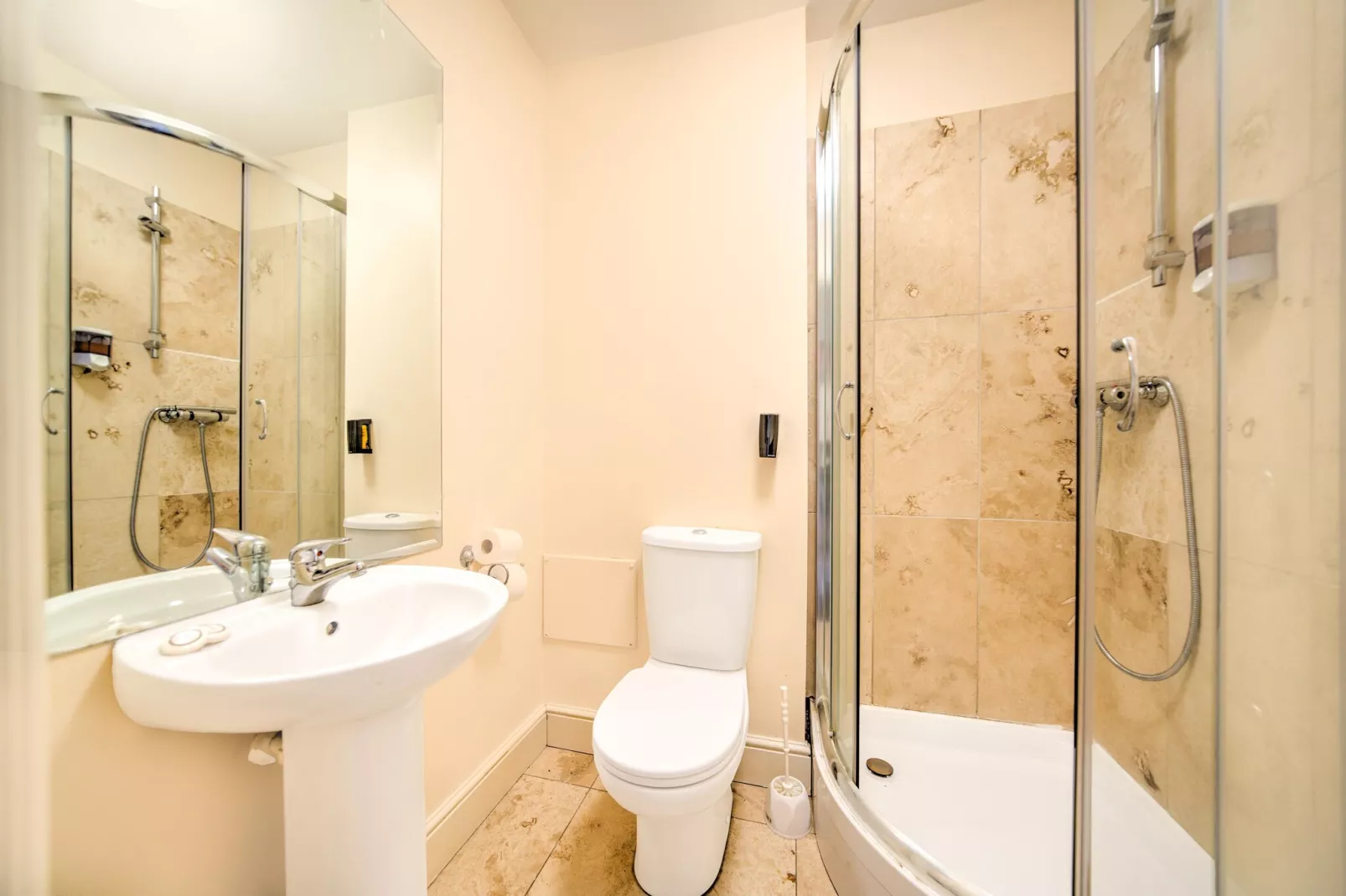 GO2 Gloucester Hotel by OYO  Twin Room-Badkamer