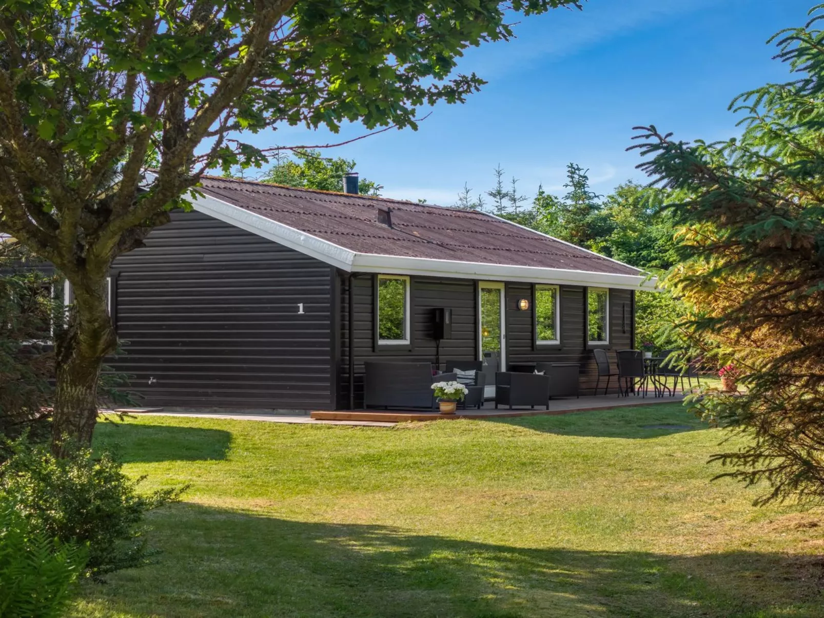 "Laris" - 700m to the fjord-Buiten