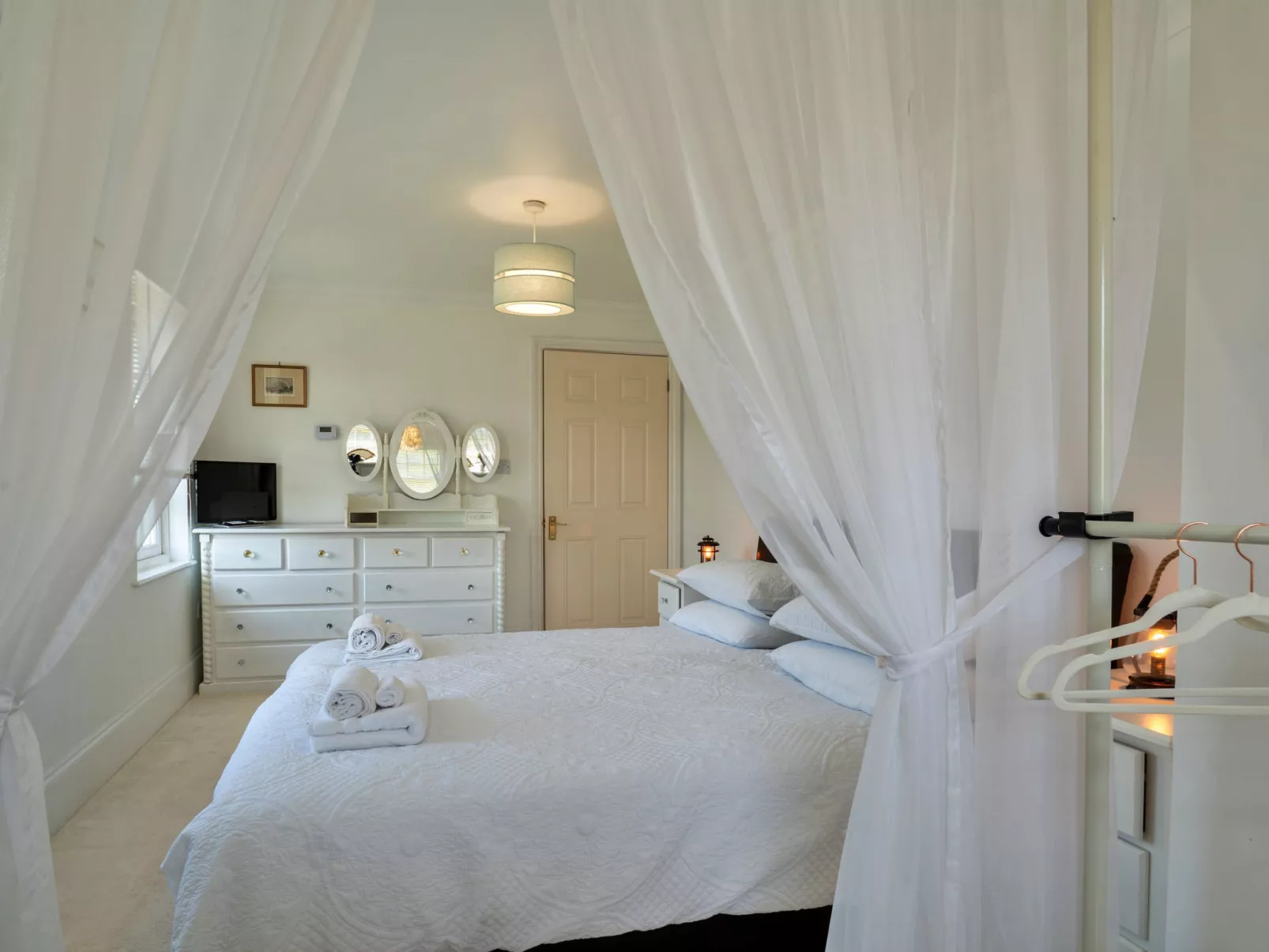 Nicely Tucked Away Cottage-Binnen