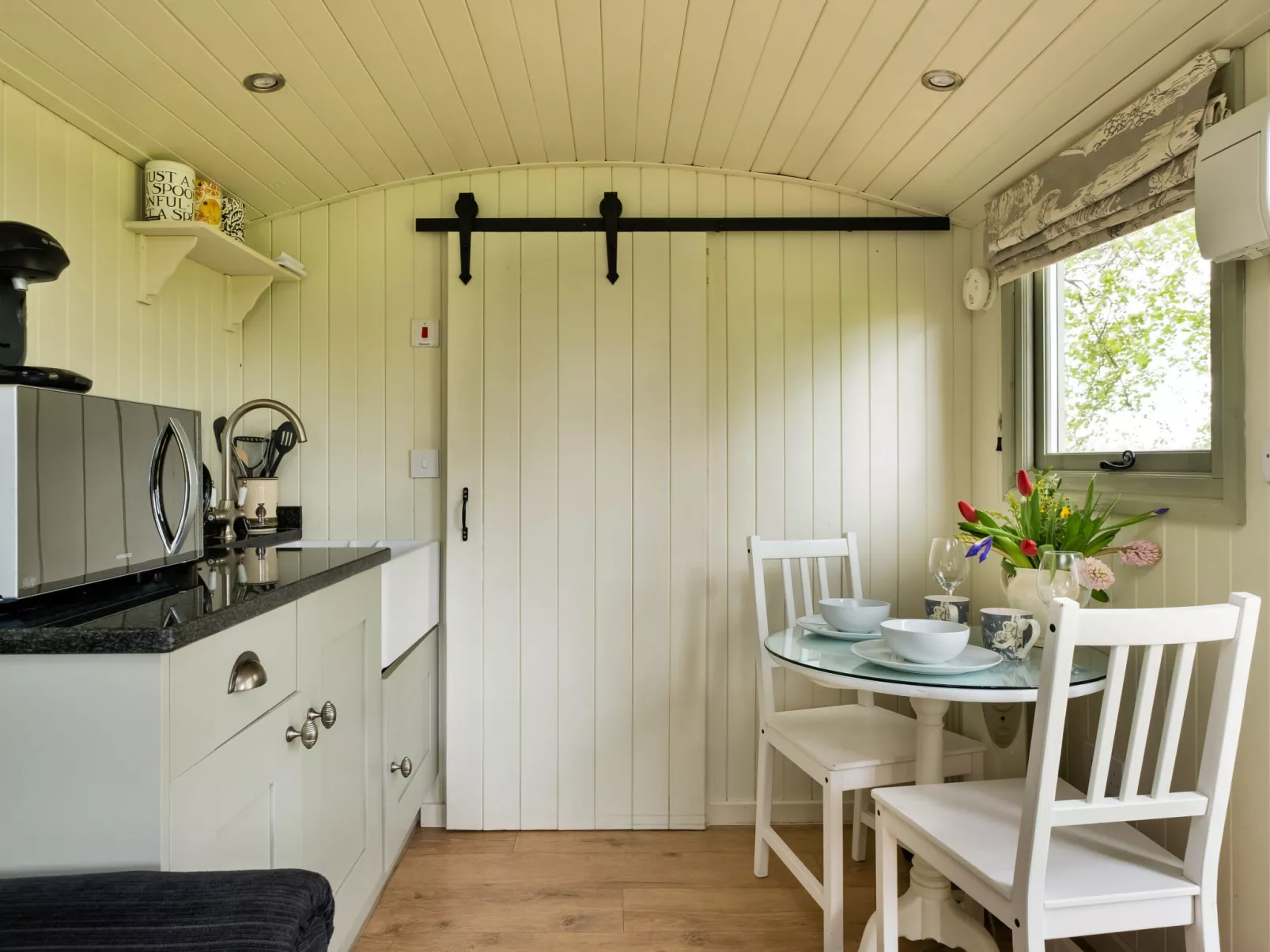 Hay and Hedgerow Glamping-Binnen