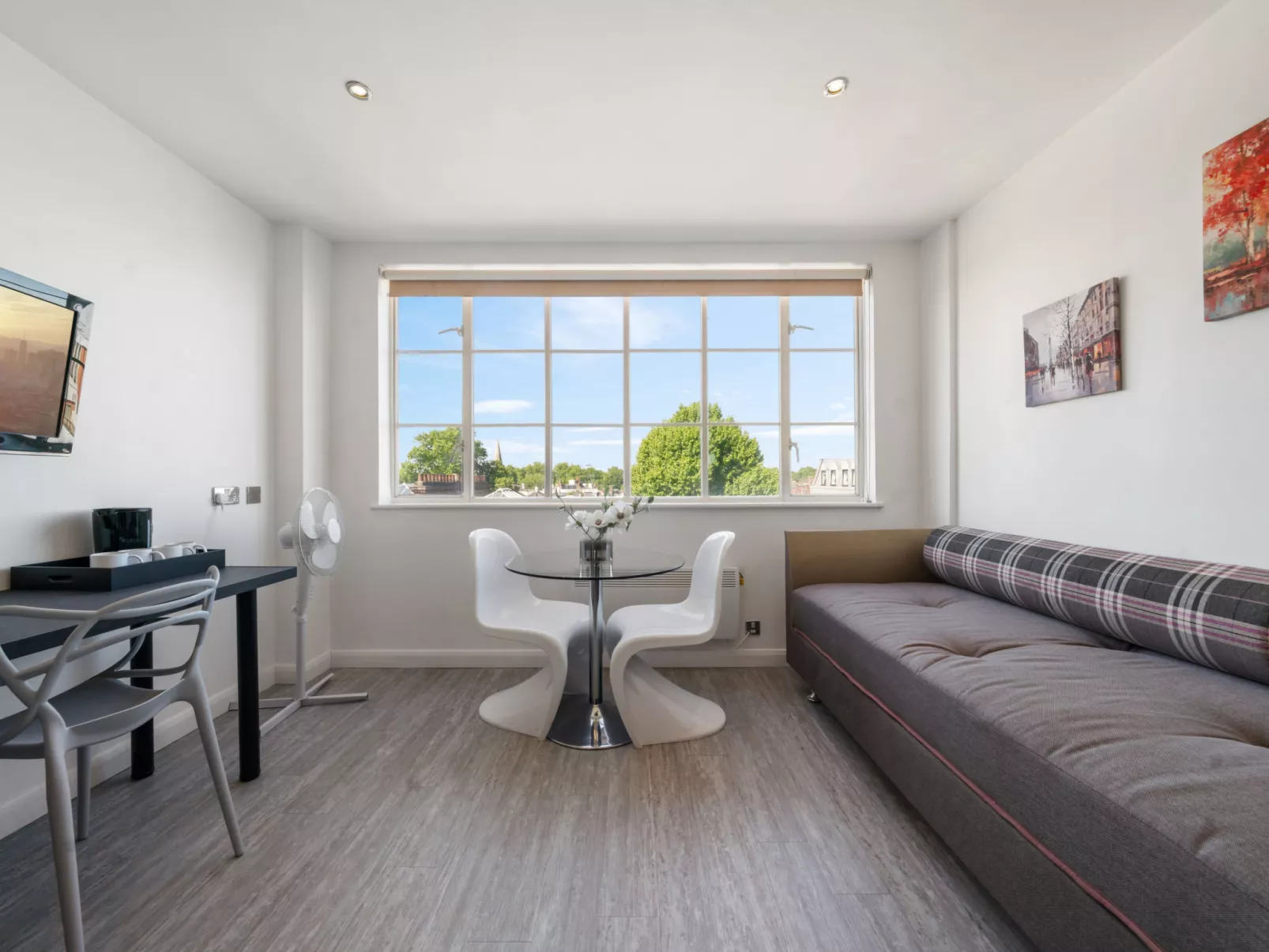 Roland House - Two Bedroom A-Binnen