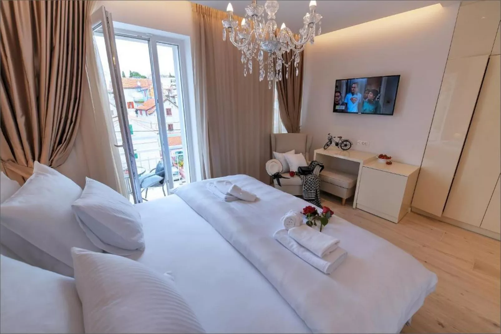 Deluxe Double Room with Double Bed and Balcony (3)-Slaapkamer