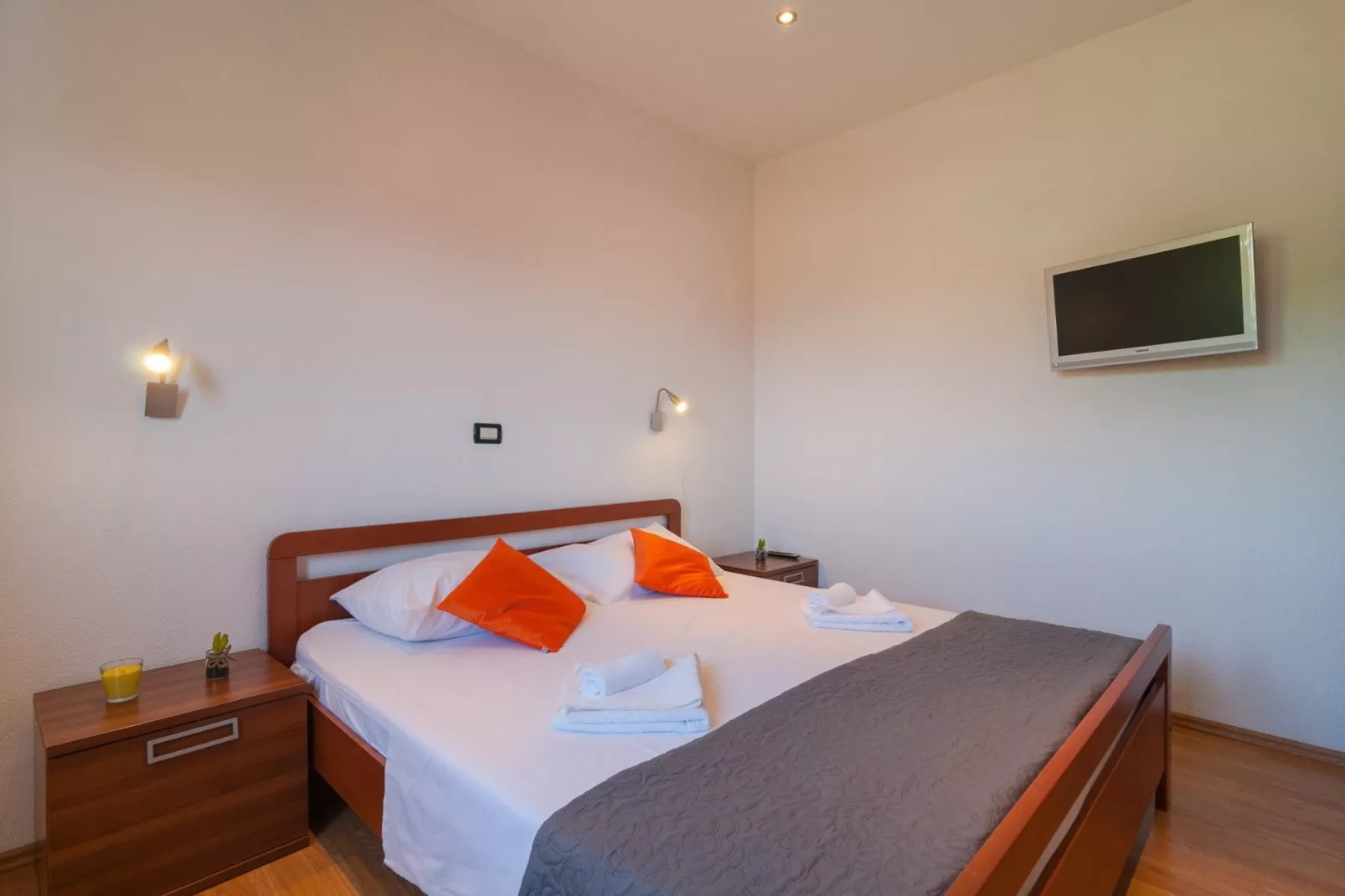 Five-Bedroom Home-Slaapkamer