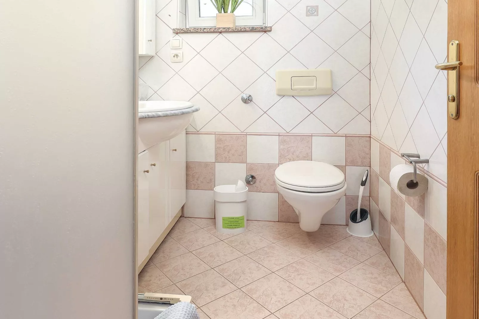 Peaceful Nature Retreat Near Krk Town with BBQ and Parking - Standard Two Bedroom Apartment-Badkamer