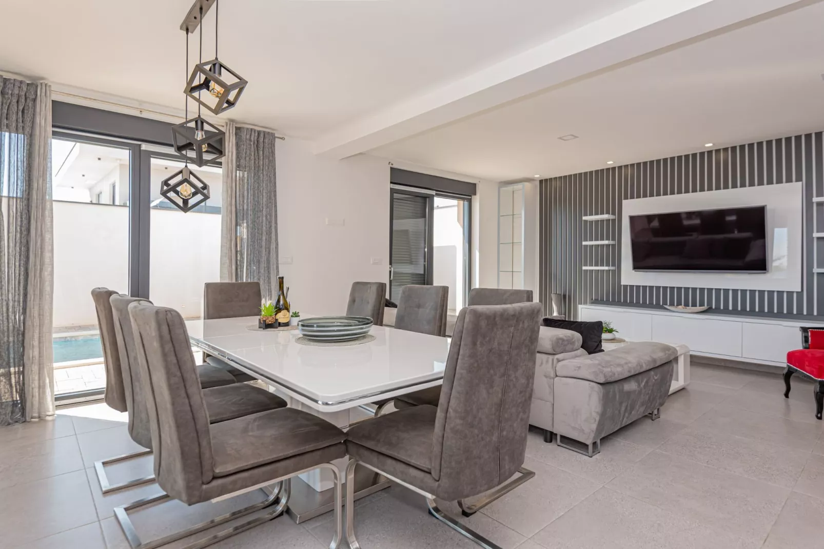 Four-Bedroom Villa With Pool-Woonkamer