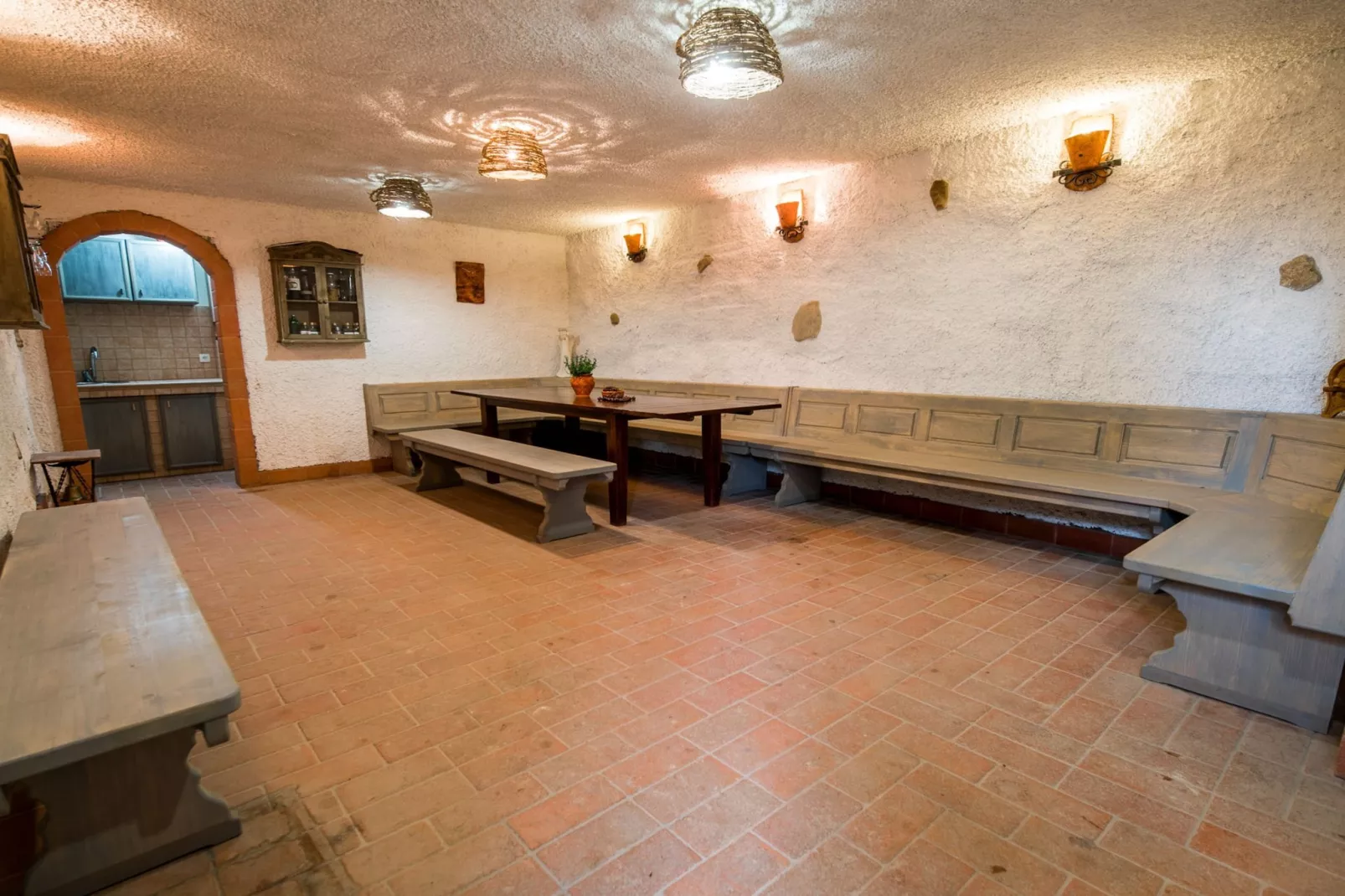 Serene Rustic Haven Holiday Home with Sauna - Two Bedroom Holiday Home with Sauna-Eetkamer