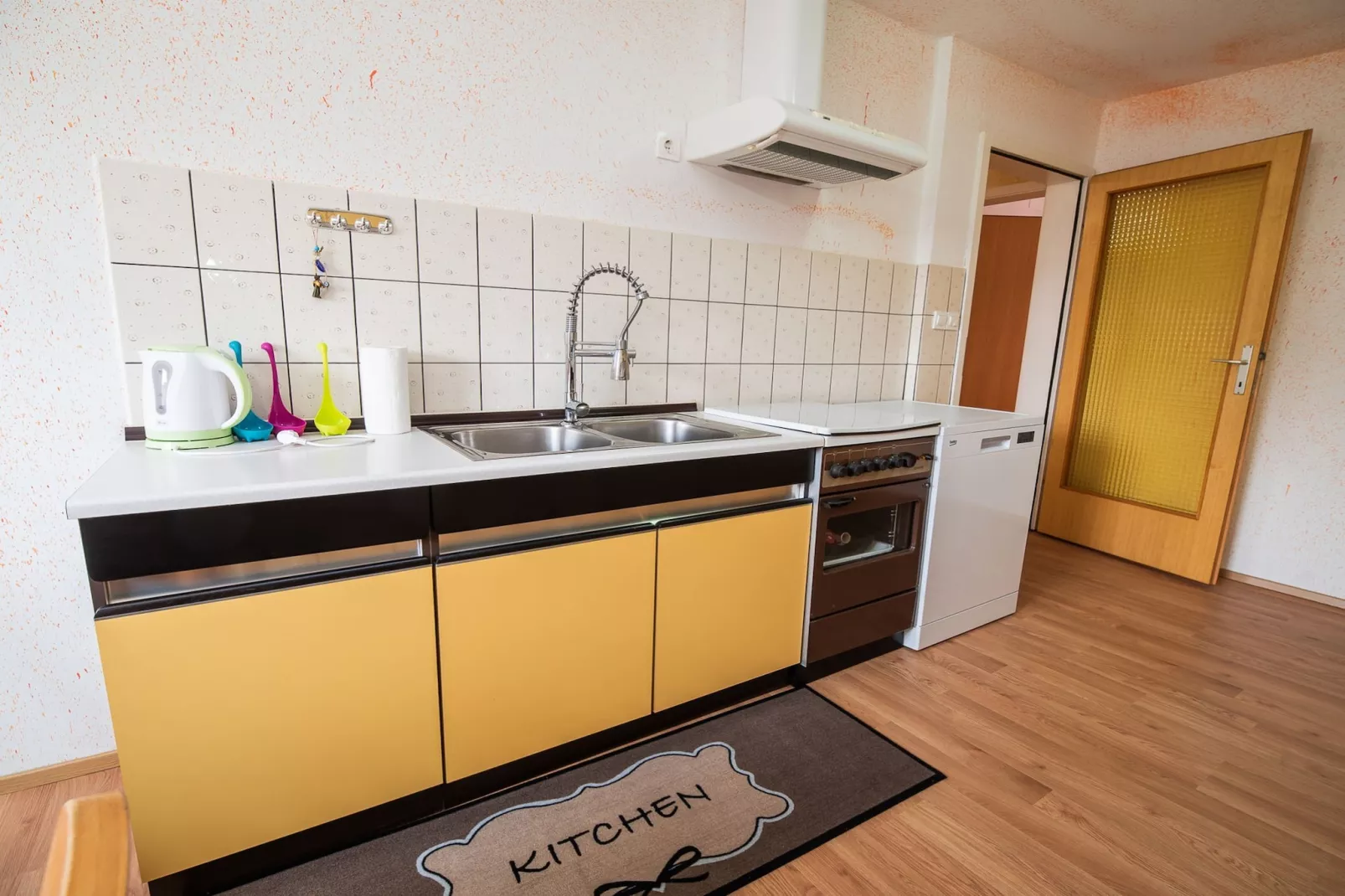 Quiet and Sunny Apartment with Balcony - Two Bedroom Apartment with Balcony-Keuken