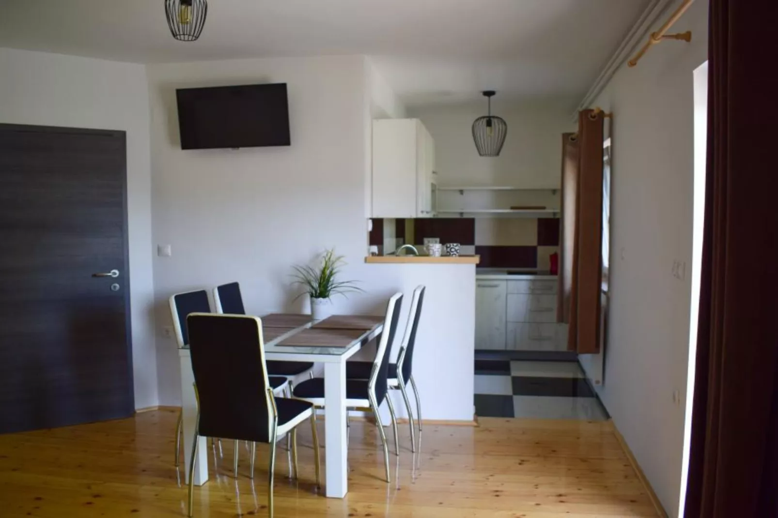 Zevnik Quiet Retreat with Stunning Views and Equestrian Activities - One Bedroom Apartment-Keuken