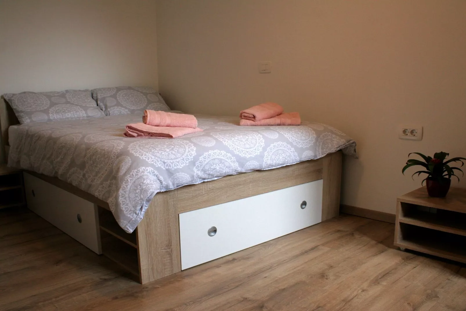 Riverside Rustic Ridge Apartments with Balcony - Two Bedroom Apartment with Balcony-Slaapkamer