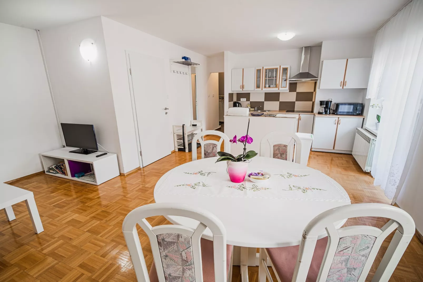 Mountain View Haven Apartments - One Bedroom Apartment  with Balcony-Eetkamer