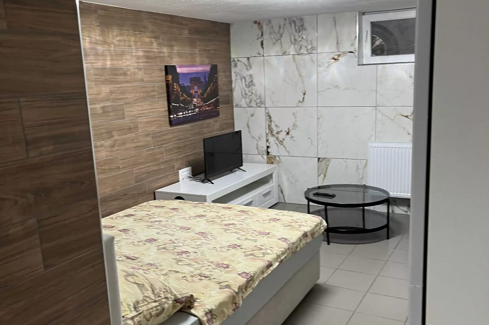 Meadow Tranquil Apartments with Evergreen Garden - One Bedroom Apartment-Slaapkamer