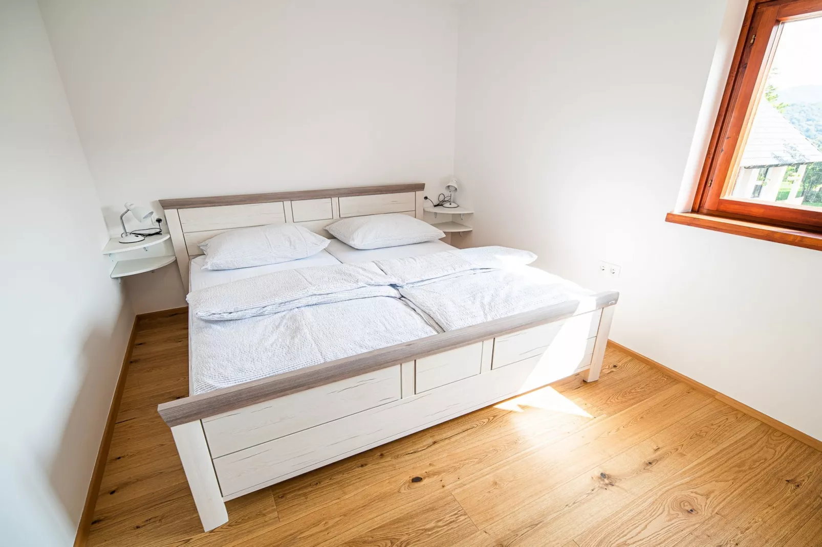 Serene Hollow Holiday Home with Mountain View - Two Bedroom Holiday Home with Mountain View