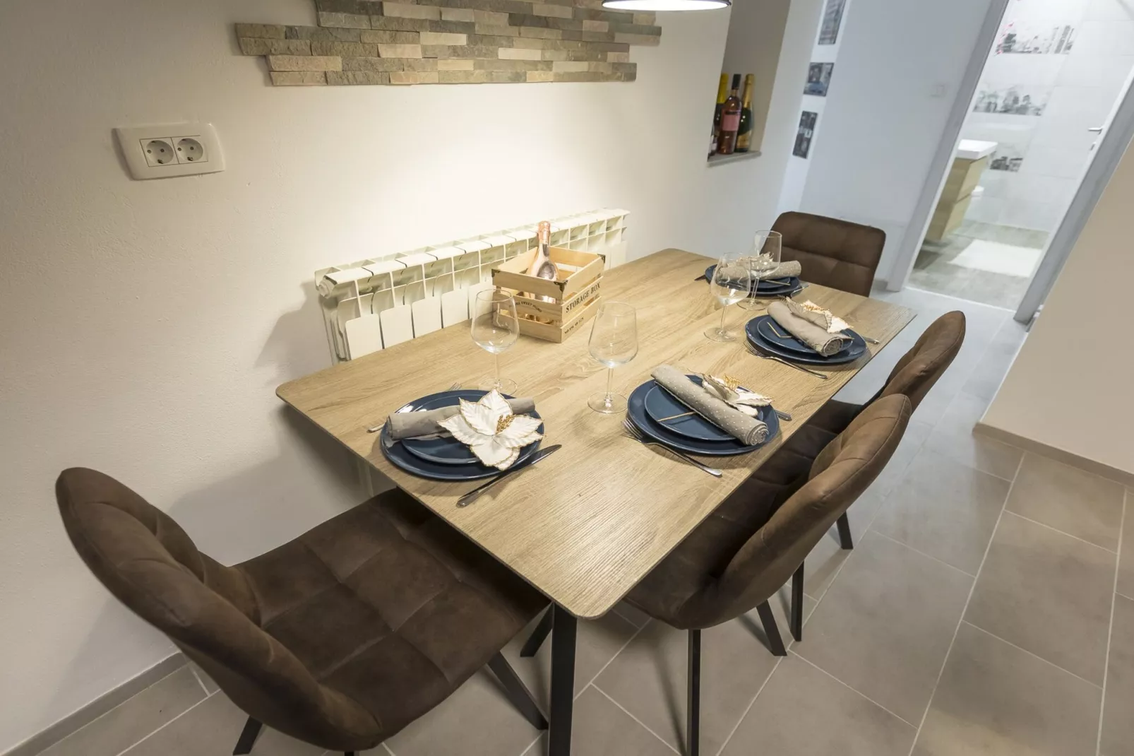 Downtown Koper Spacious Apartment with Balcony - Two Bedroom Apartment with Balcony-Eetkamer