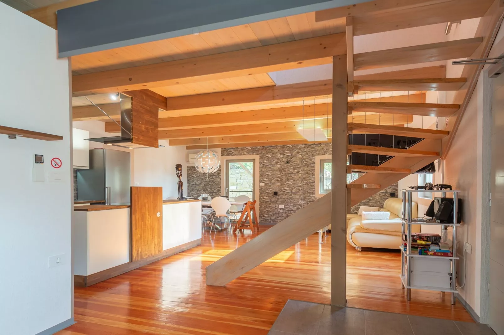 Family-Friendly Serene Retreat Holiday Home - Four Bedroom Holiday Home  with Terrace-Keuken