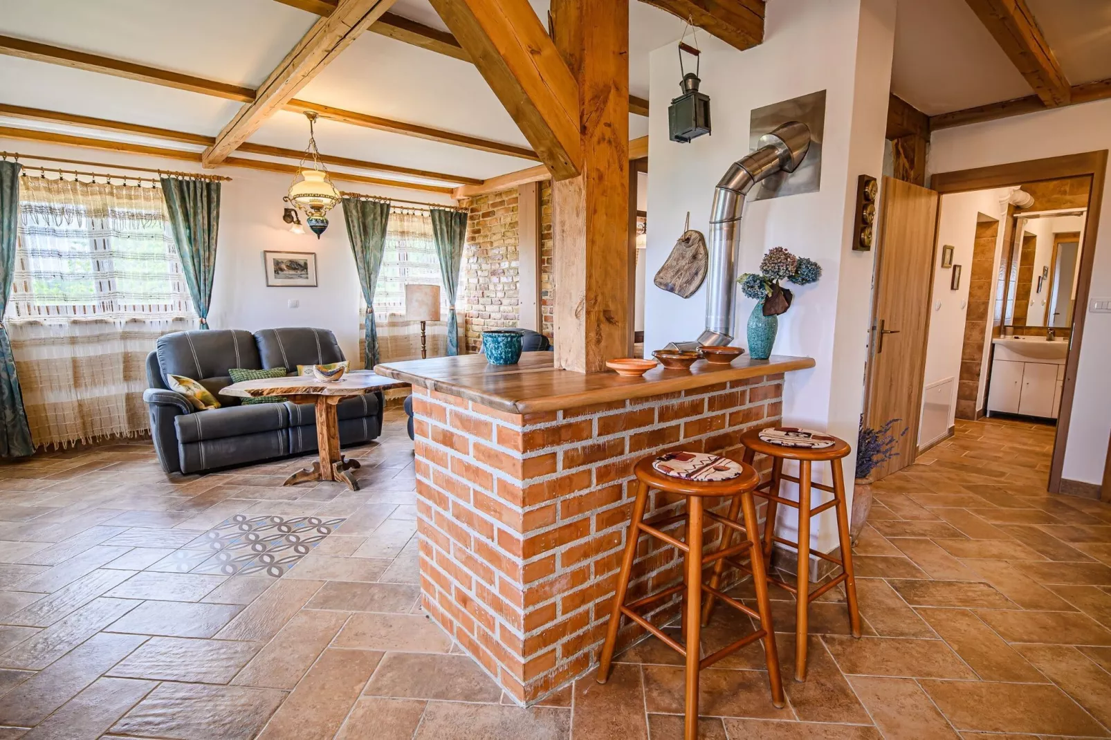 Hidden Authentic Haven Apartments - Two Bedroom Apartment with Balcony-Eetkamer