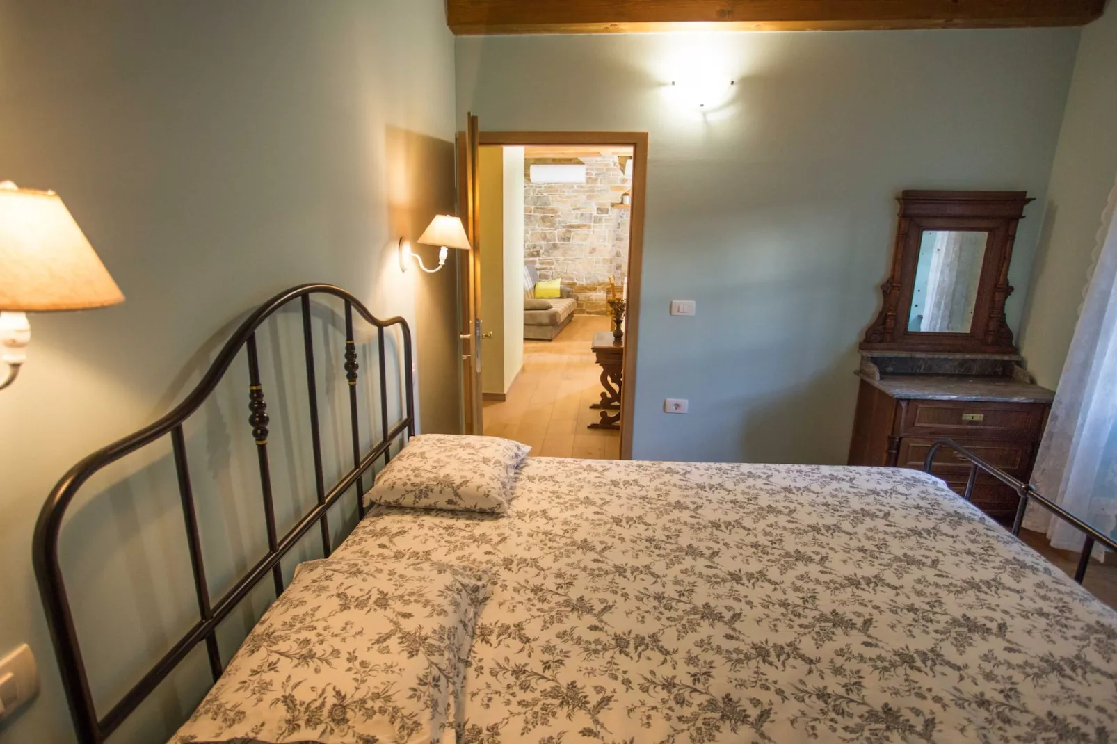 Abitanti Rustic Apartment with Balcony - Two Bedroom Apartment with Balcony-Slaapkamer