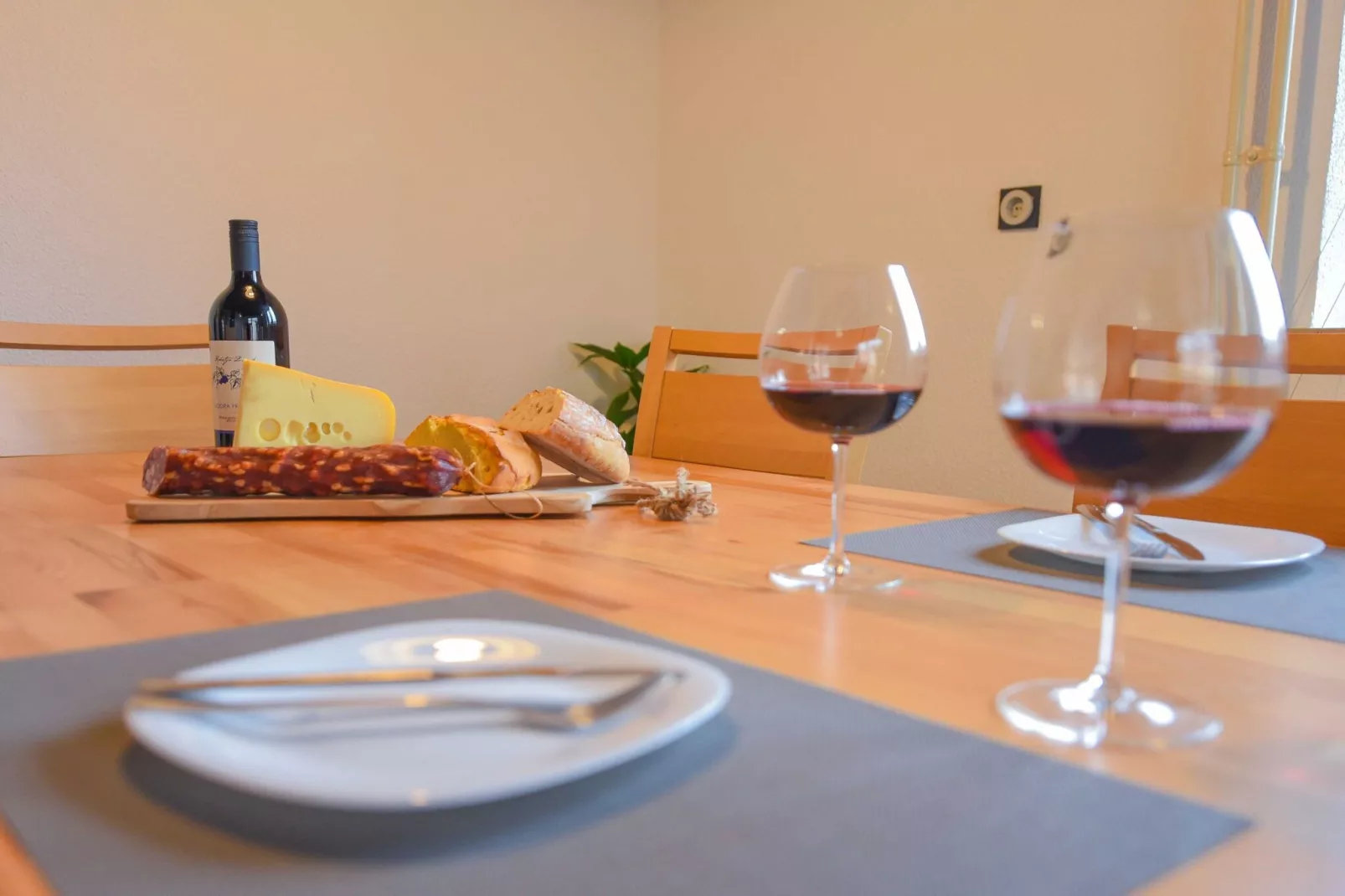 Cozy Luxe Holiday Home with Natural Thermal Bath - Seven Bedroom Holiday Home-Eetkamer