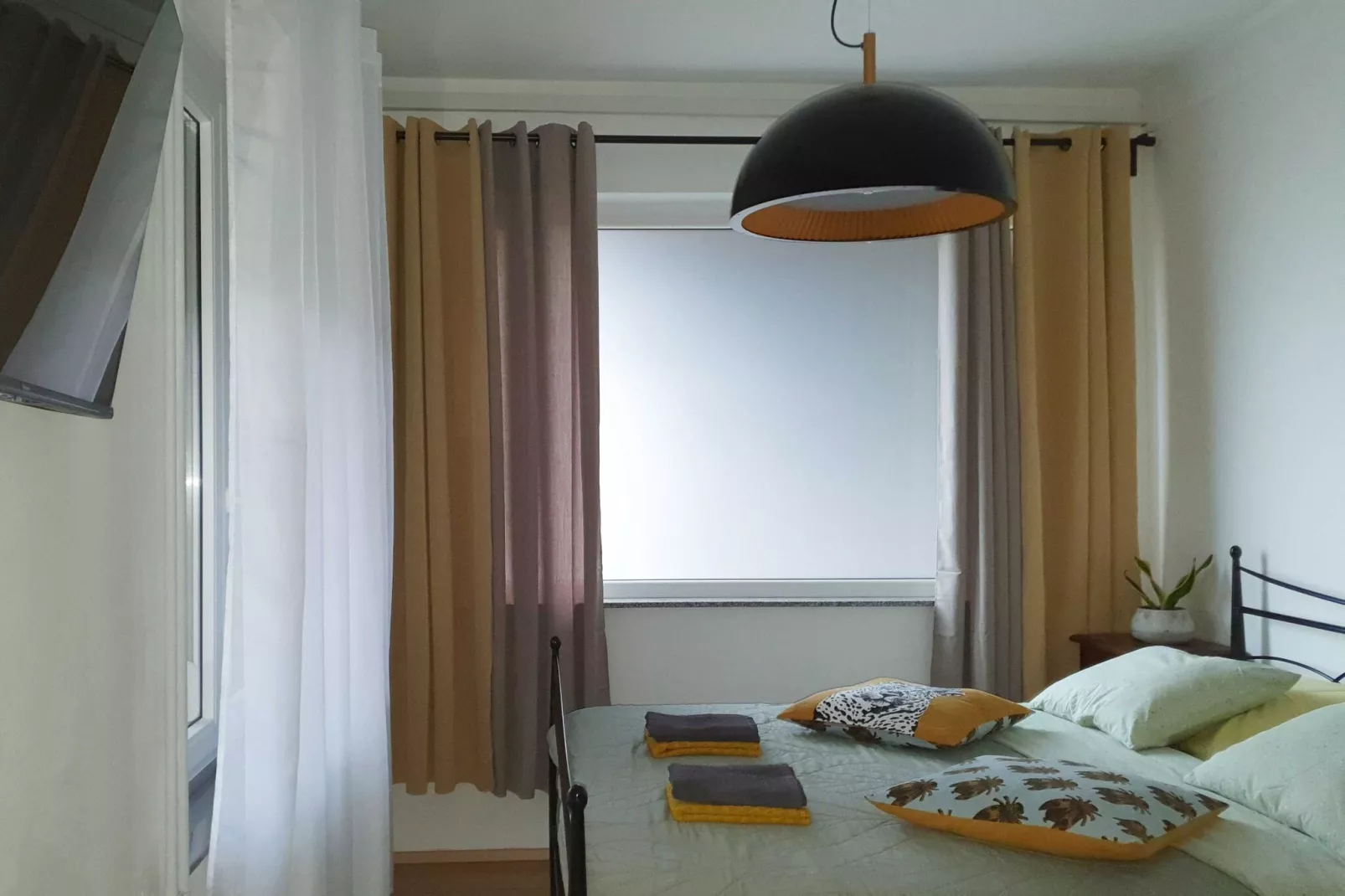 Bright and Sunny Apartment with Terrace - Two Bedroom Apartment with Terrace-Slaapkamer