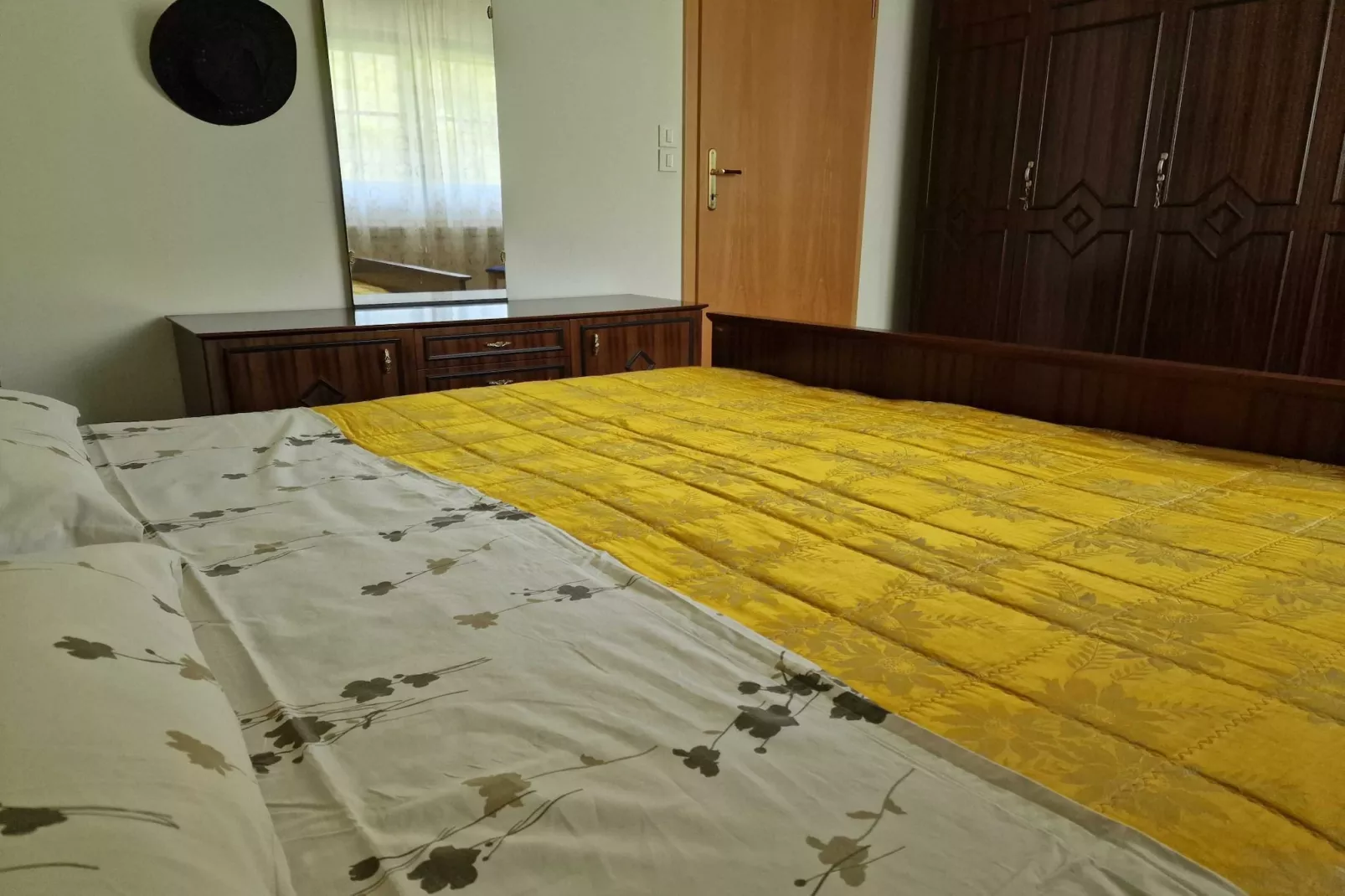 Bovec Comfortable Apartment with Mountain View - One Bedroom Apartment with Mountain View-Slaapkamer