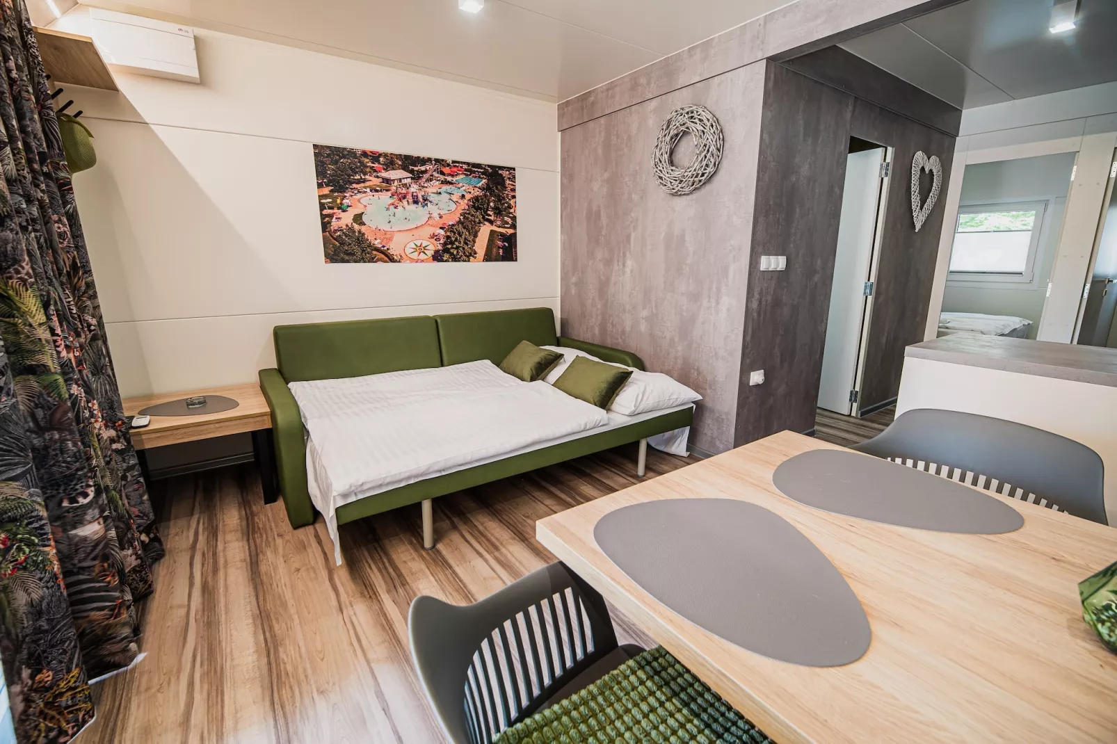 Lake Serenity Premium Mobile Homes with Thermal Riviera Tickets - Three Bedroom Mobile Home 15\/023-Woonkamer