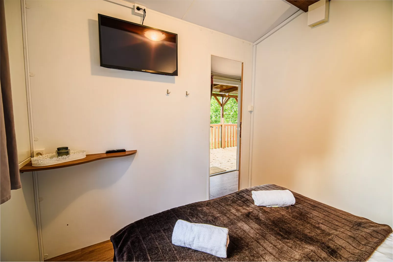 Waterside Retreat Mobile Homes with Thermal Riviera Tickets - Three Bedroom Mobile Home with Lake View  (owner 3)-Slaapkamer