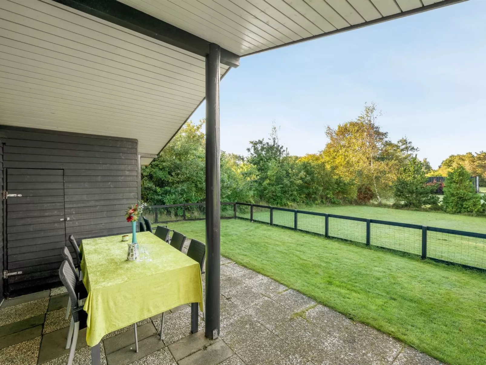 "Sjarlotte" - 400m to the fjord-Buiten