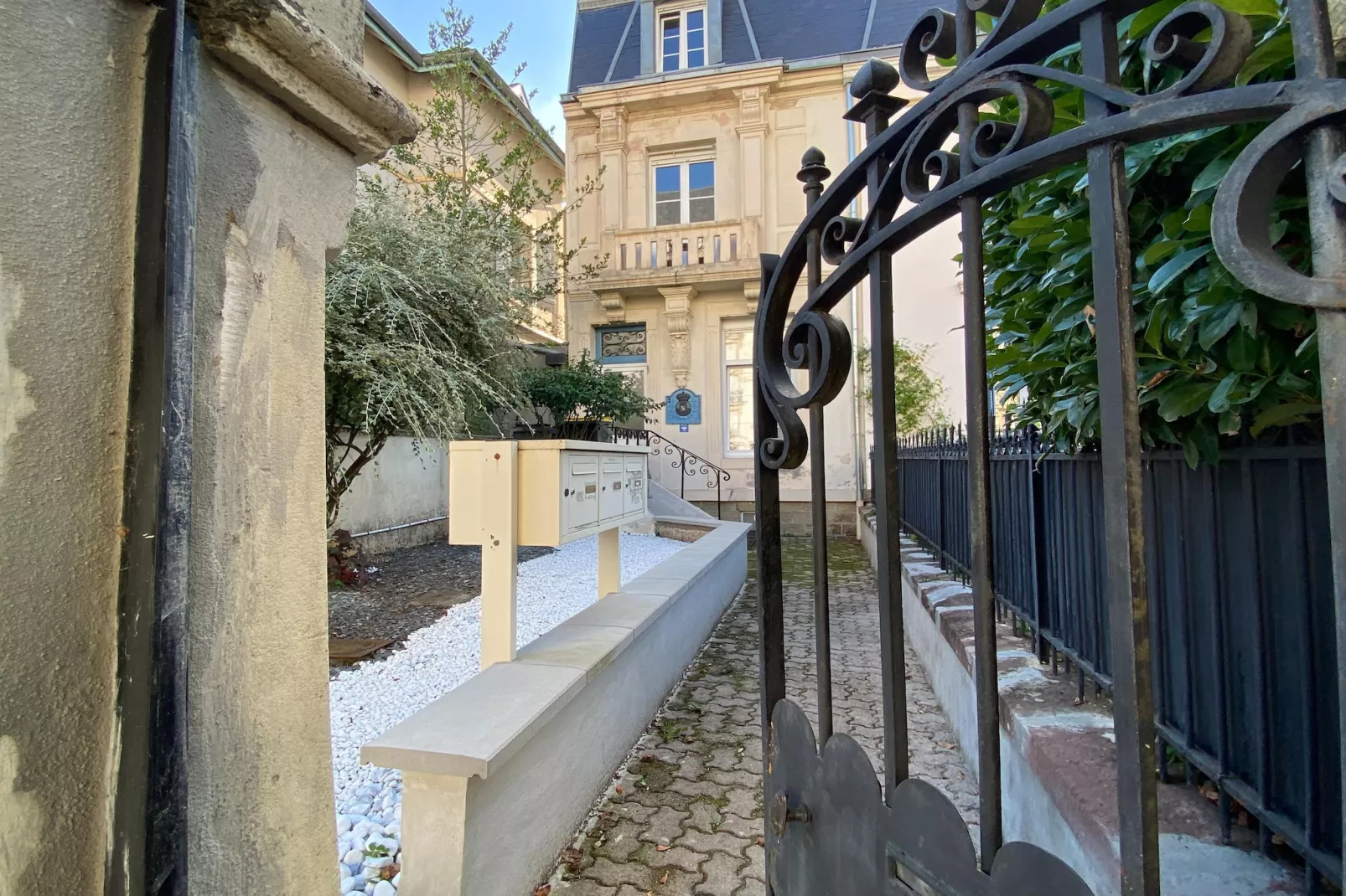 Appartement avec la petite cour-Buitenkant zomer