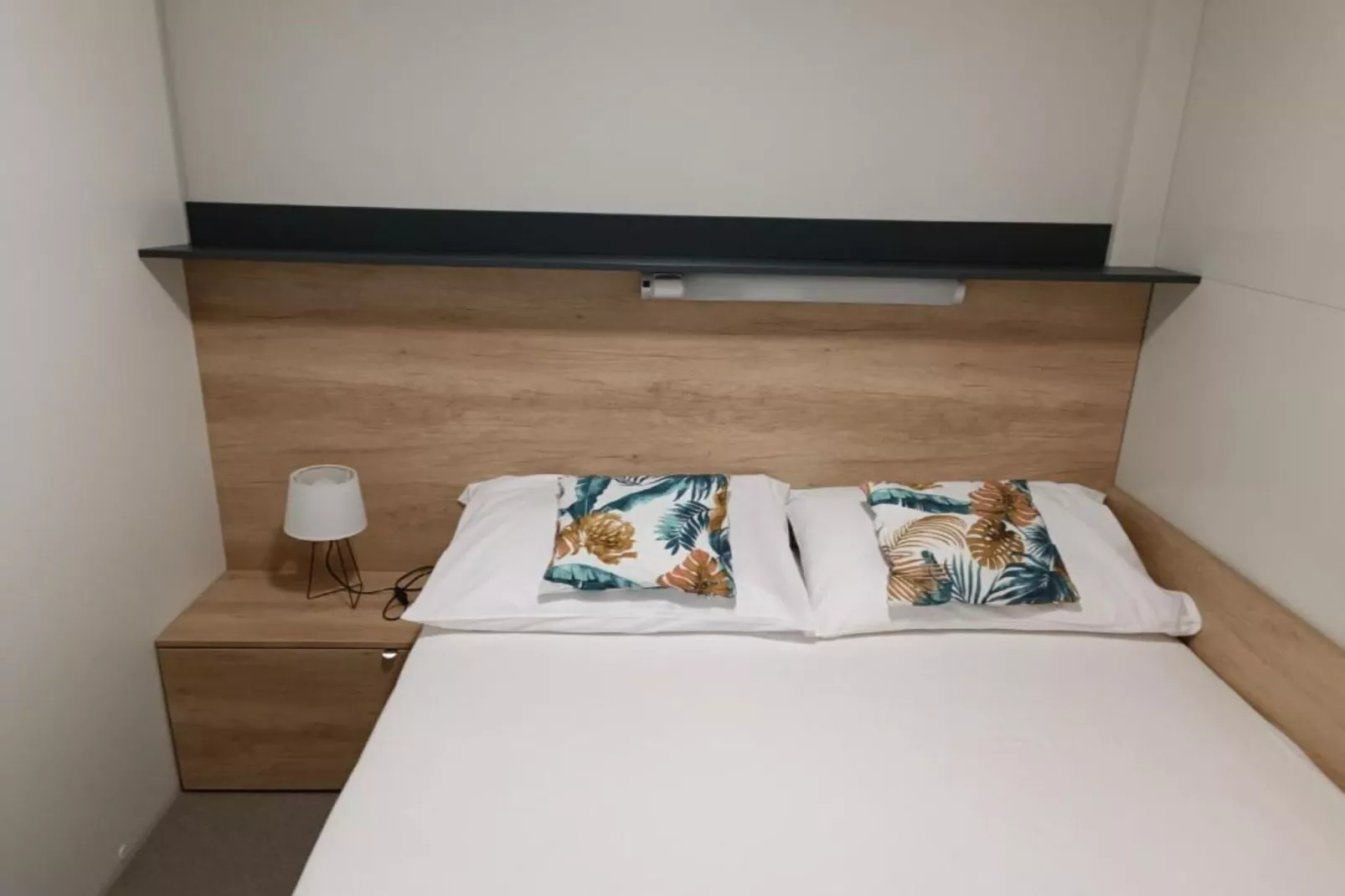 SAK Mobile Homes - Classic Two Bedroom Mobile Home with Terrace and Sea View (Br2)-Slaapkamer