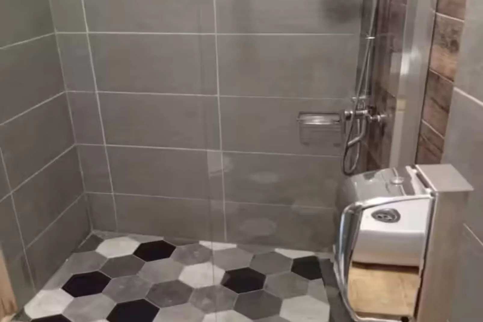 Six-bed room 2-Badkamer