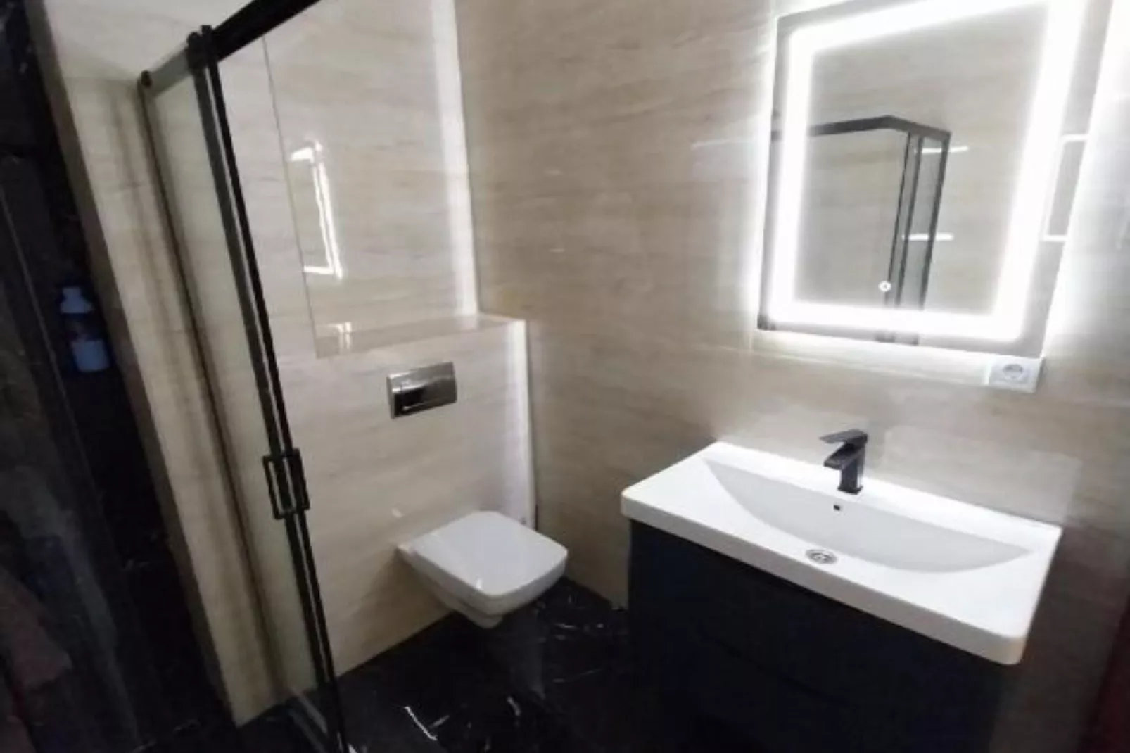 Stunning Beachfront Stay in Herceg Novi -  One Bedroom Apartment B-Badkamer