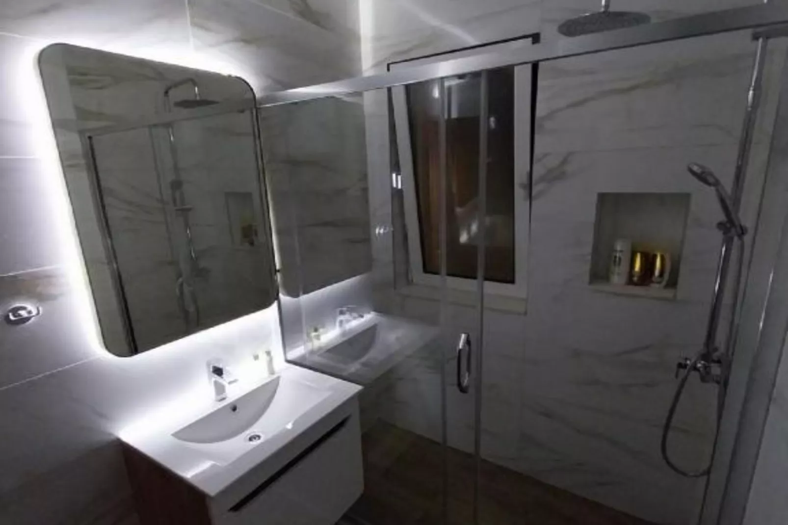 Stunning Beachfront Stay in Herceg Novi - One Bedroom Apartment N-Badkamer