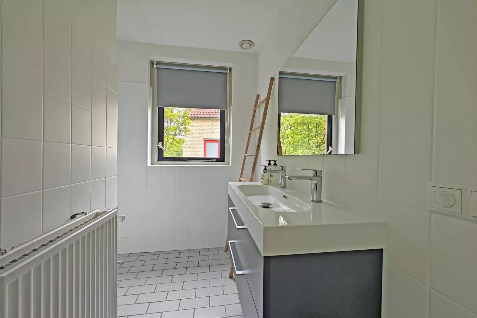 4 - Persons Lakeside Bungalow (copy) (copy)-Badkamer