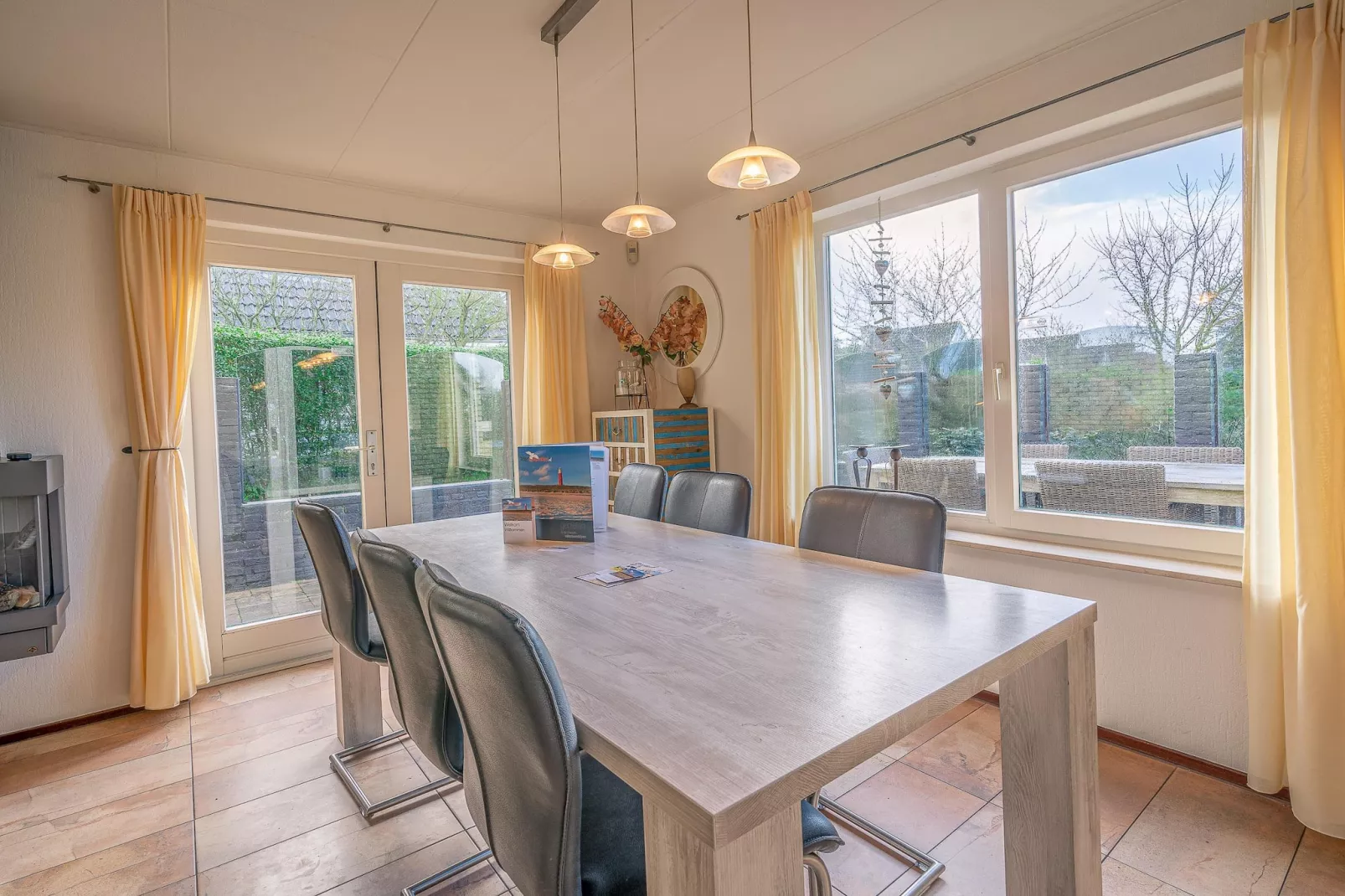 Kamperfoelie 81-Eetkamer