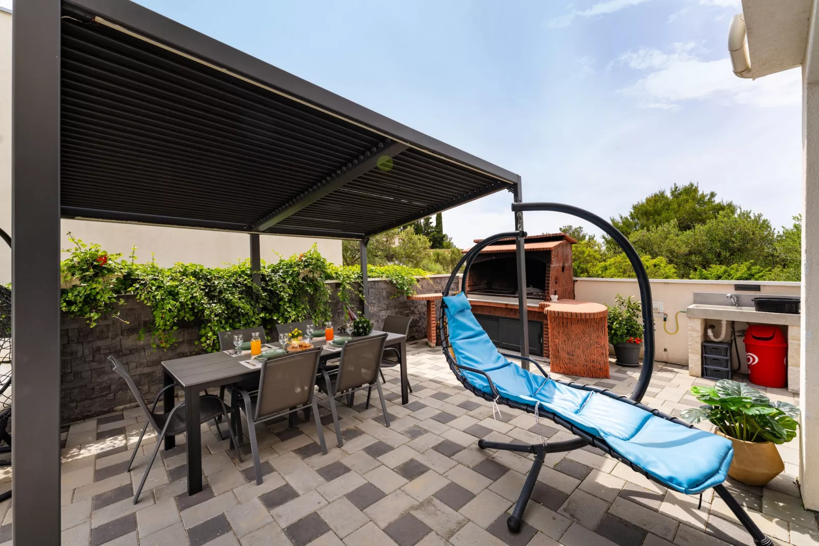 Apartment Nikita with private pool-Terrasbalkon