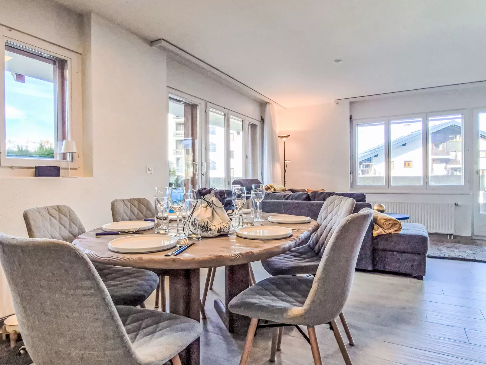 Ambassador 2/1-Binnen