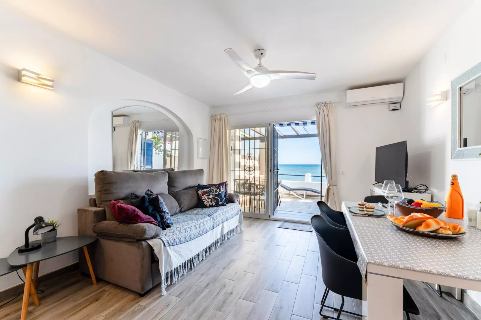 CT 399 - Faro's Beachfront Apartment in Calahonda-Woonkamer