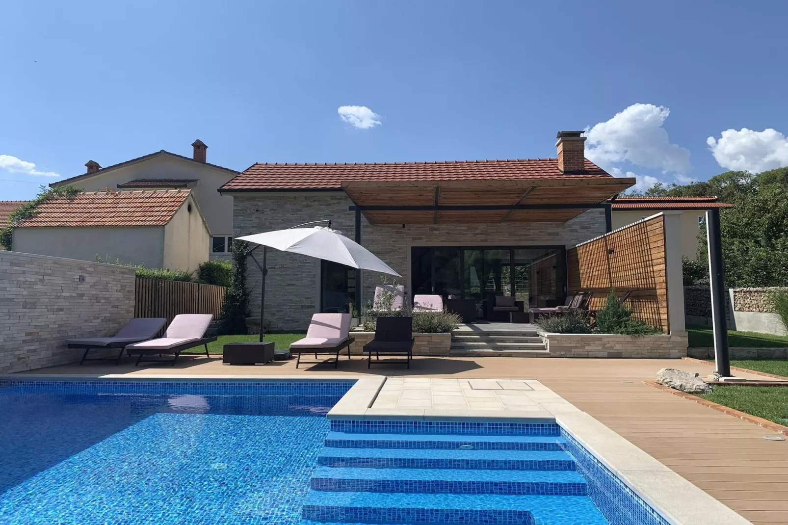 Luxury Villa Prolozac-Buitenkant zomer