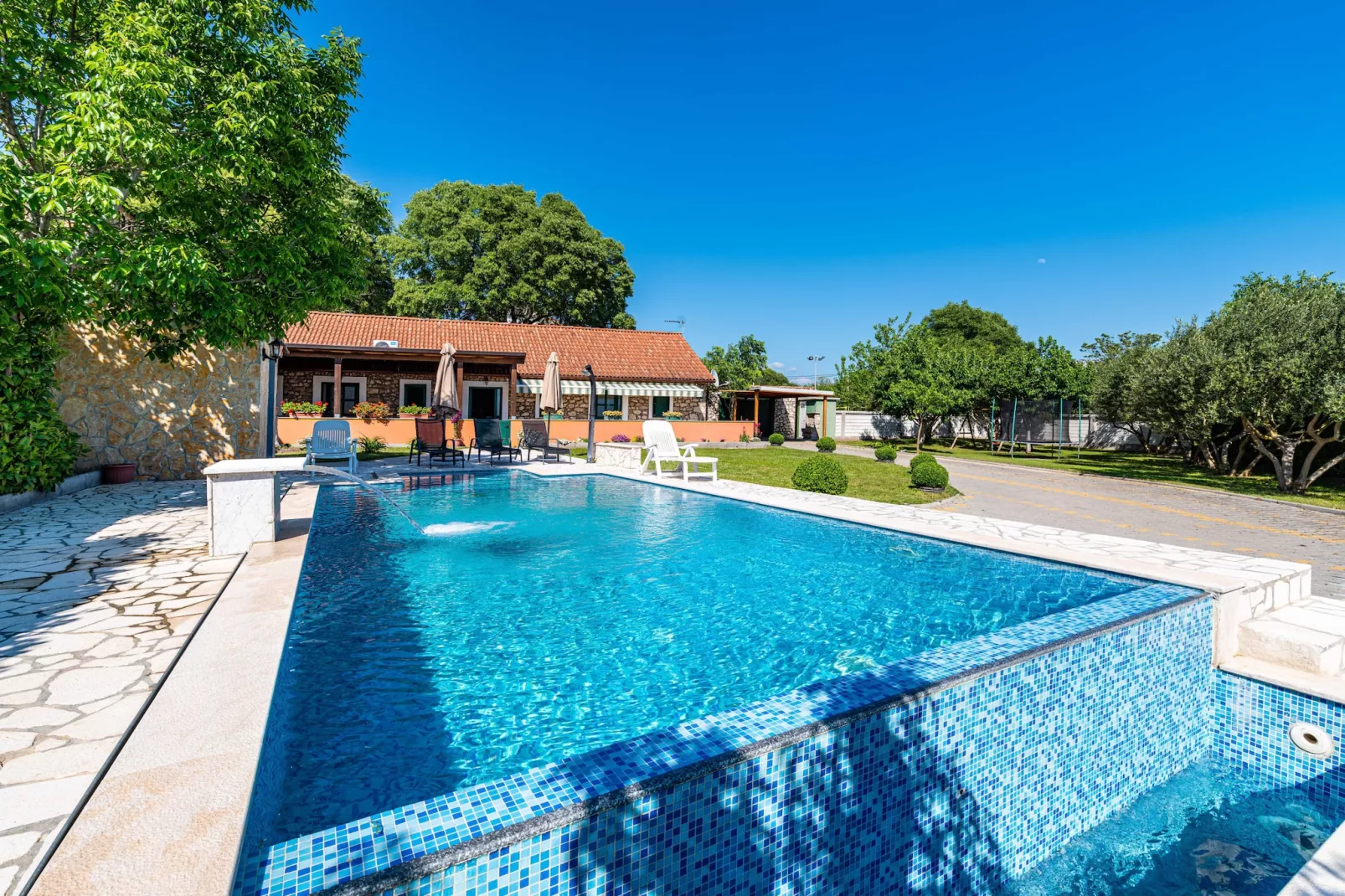 Authentic stone house Momo-Buitenkant zomer