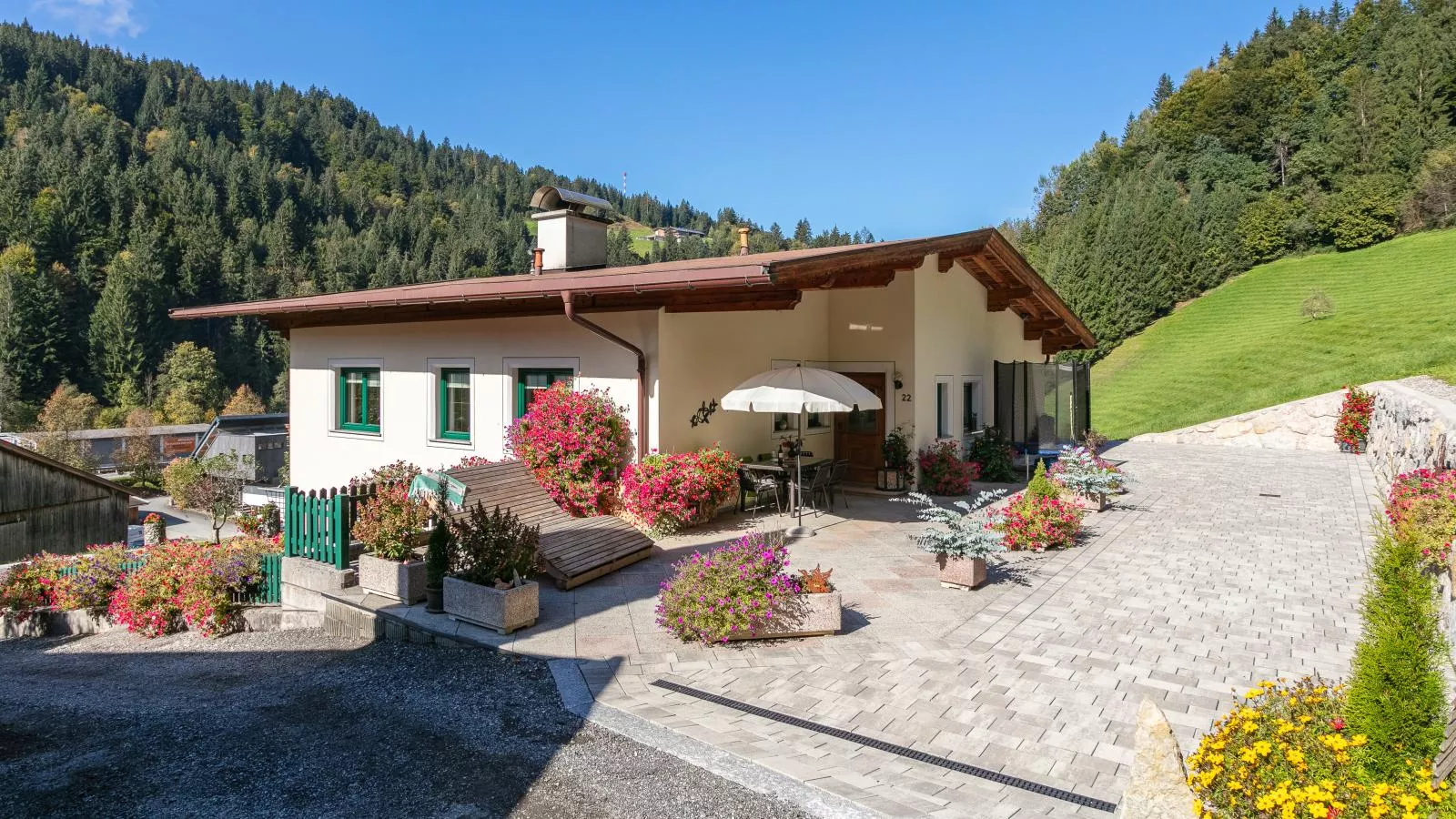 Haus am Waldrand-Buitenkant zomer